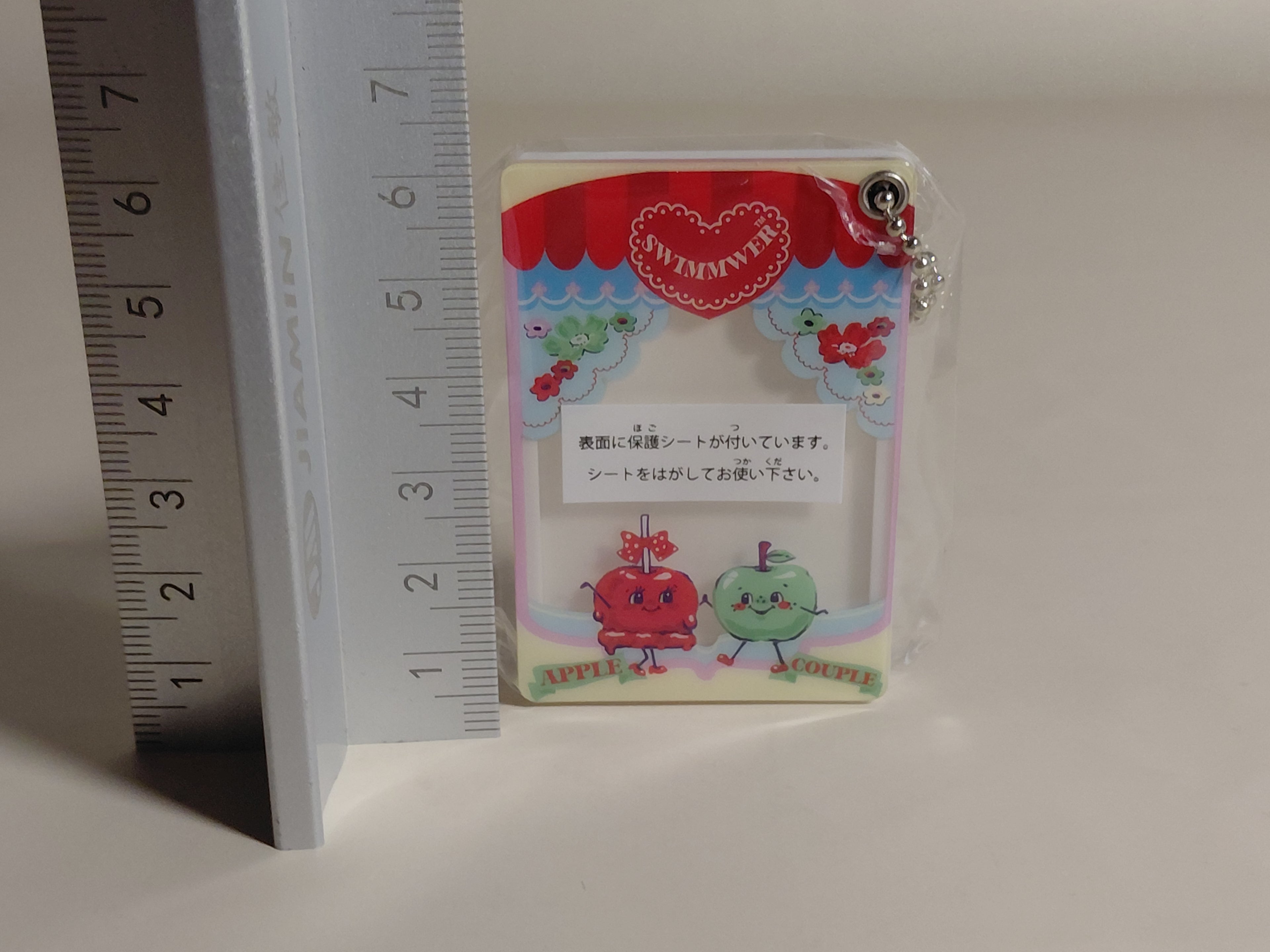 Cute frame keychain from "SWIMMER" - Apple Couple