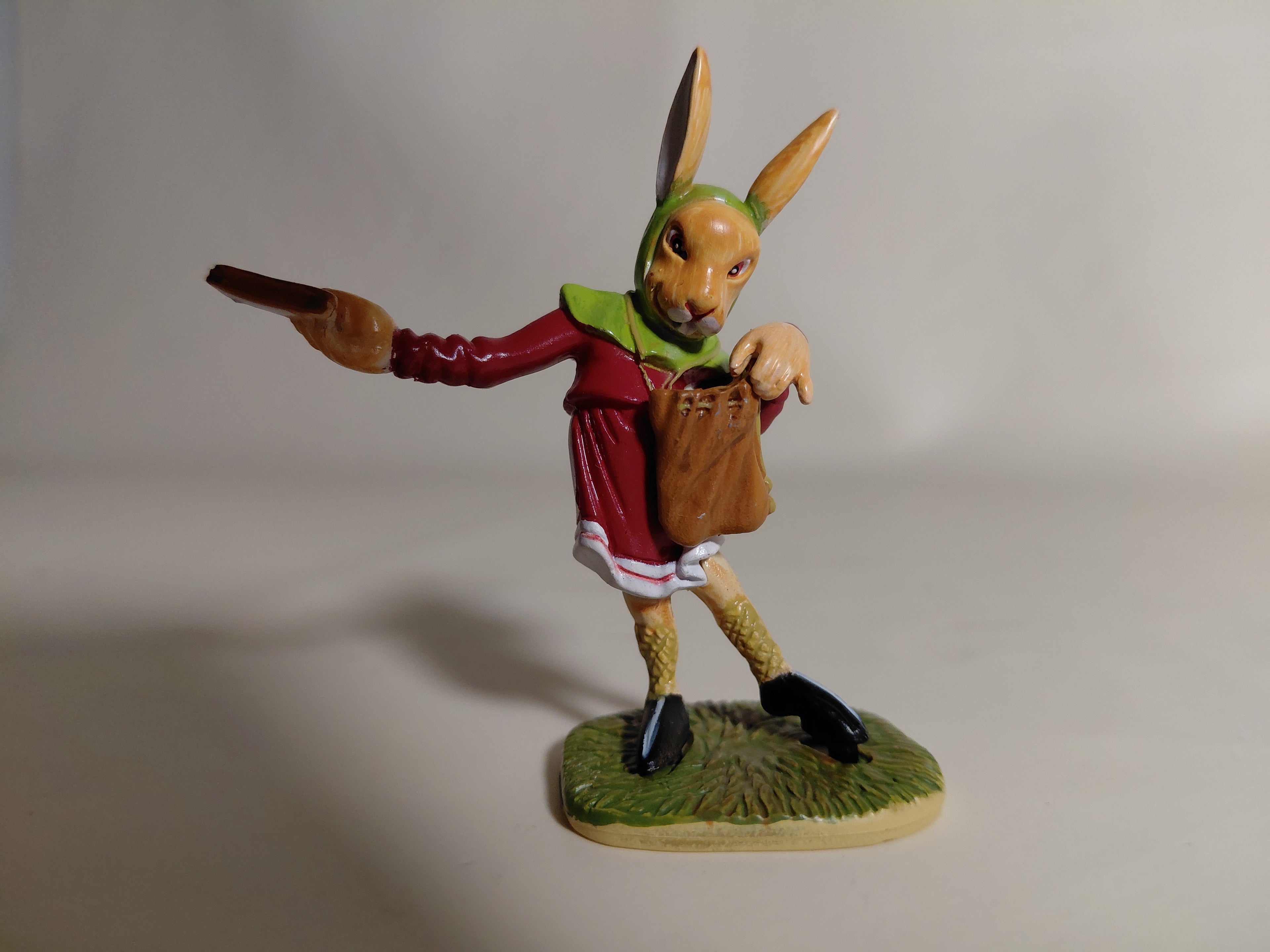 The White King's Messenger - "Alice in the Land of Dolls Part 3: Alice's Figure Collection"