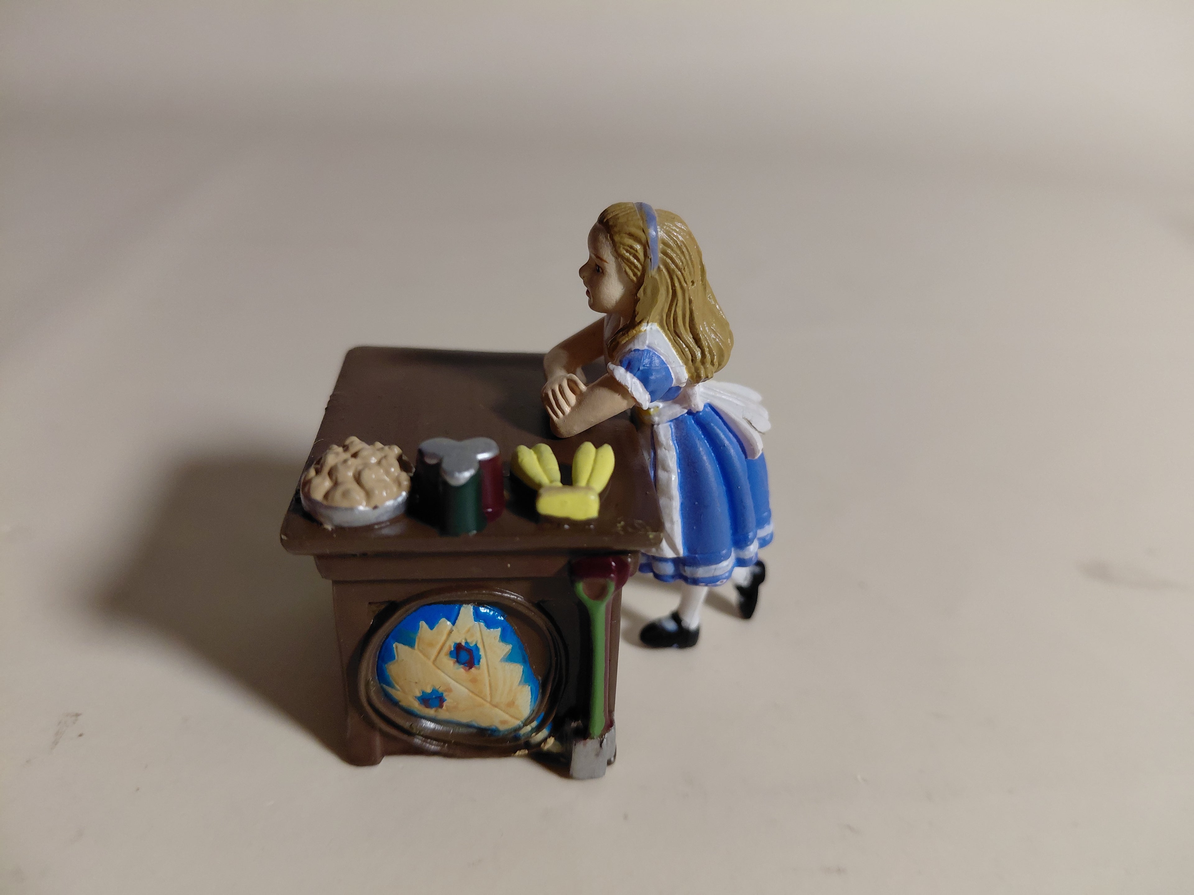 Alice figure with table "Alice in the Land of Dolls Part 3: Alice Figure Collection"
