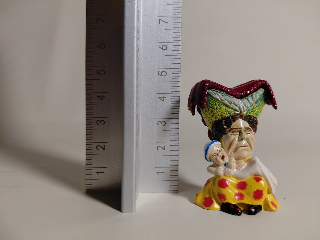 Duchess with baby "Alice in the Land of Dolls Part 3: Alice Figure Collection"