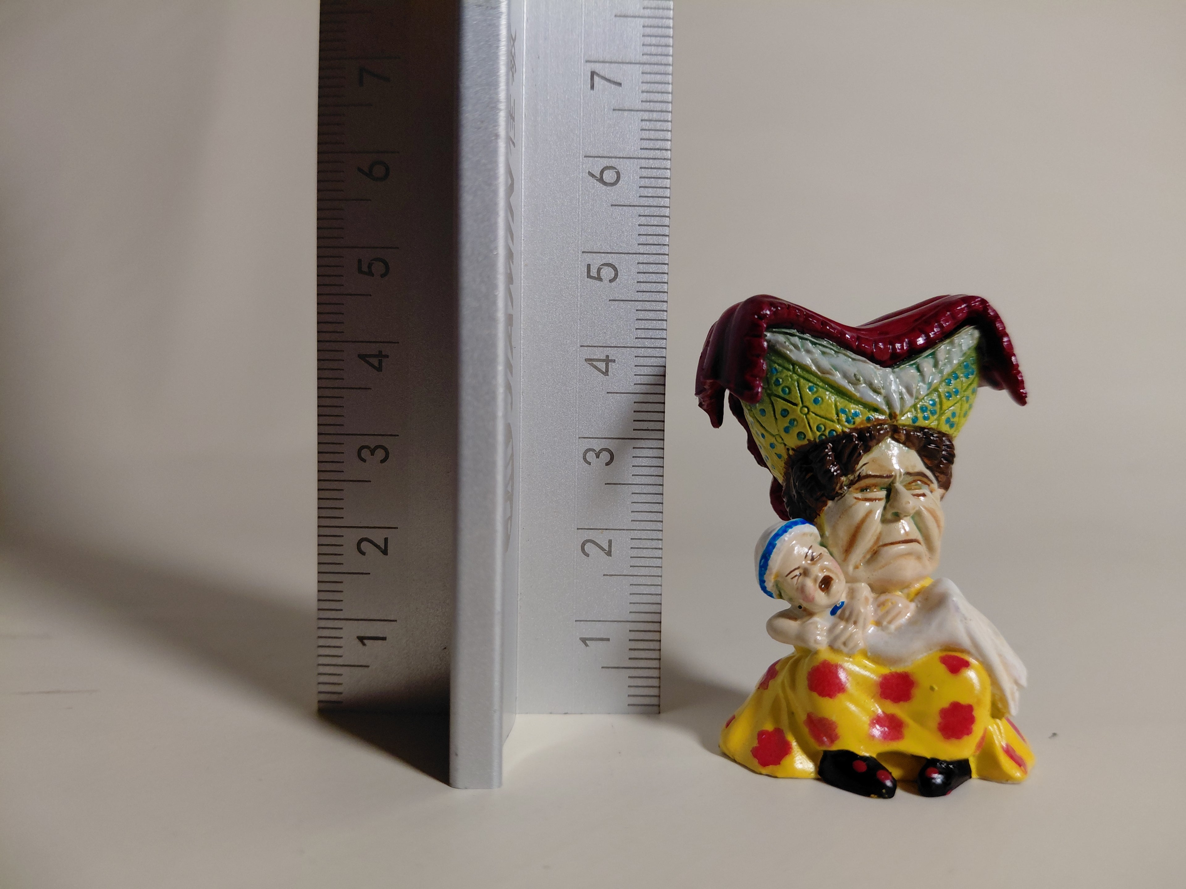 Duchess with baby "Alice in the Land of Dolls Part 3: Alice Figure Collection"