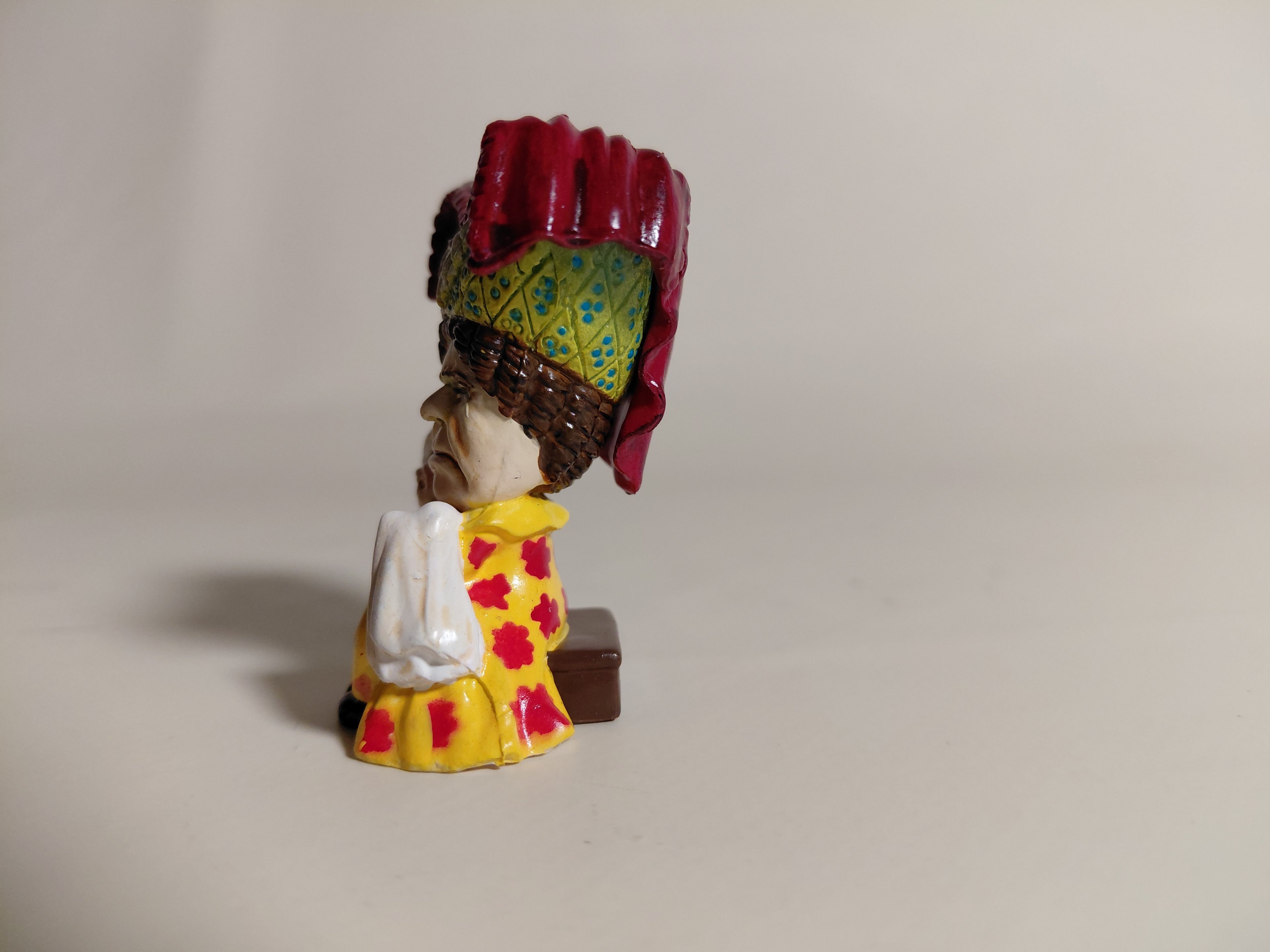 Duchess with baby "Alice in the Land of Dolls Part 3: Alice Figure Collection"