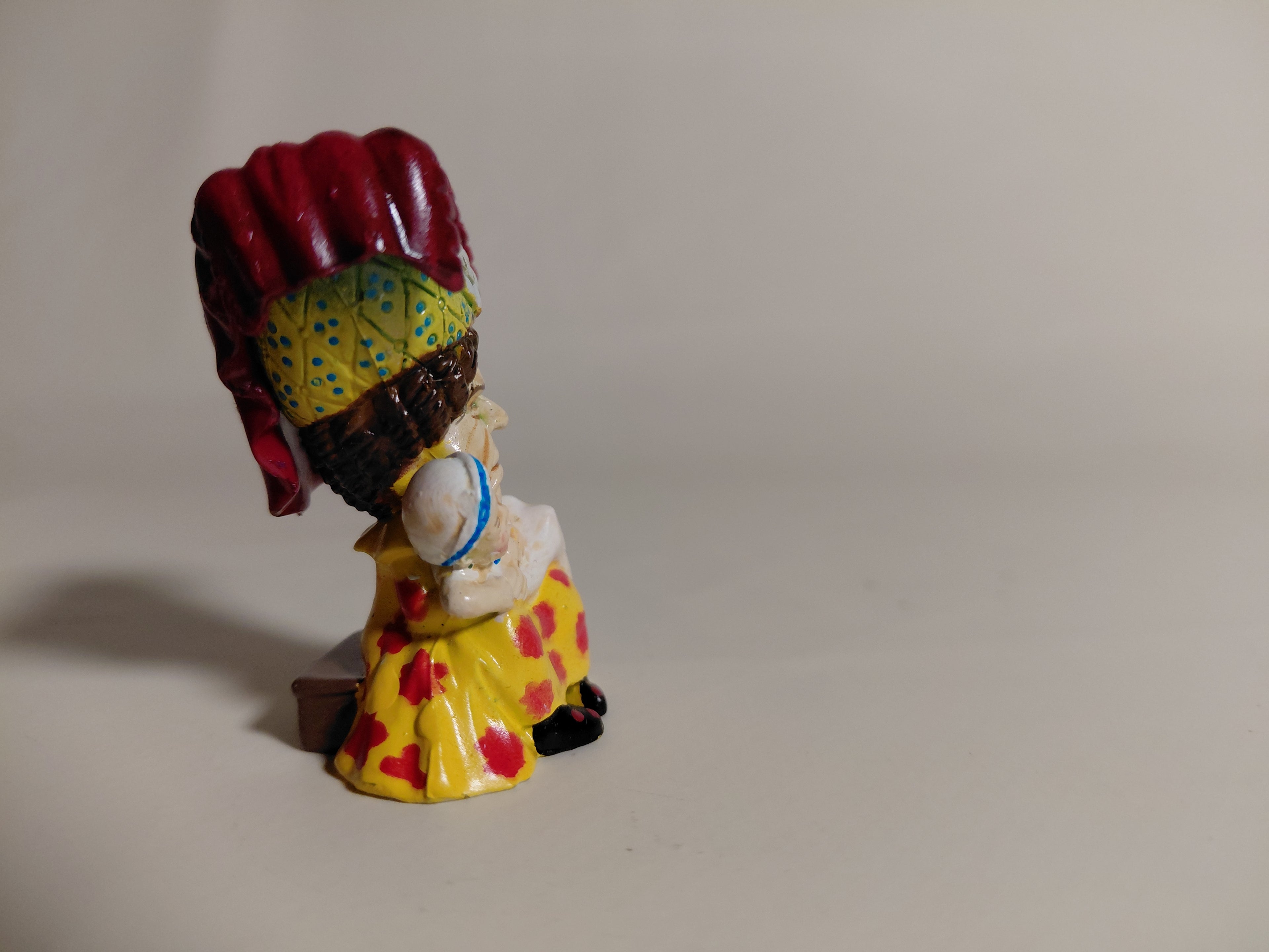 Duchess with baby "Alice in the Land of Dolls Part 3: Alice Figure Collection"