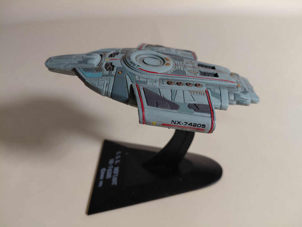 Star Trek USS Defiant NX 74205 Collectible Display spaceship