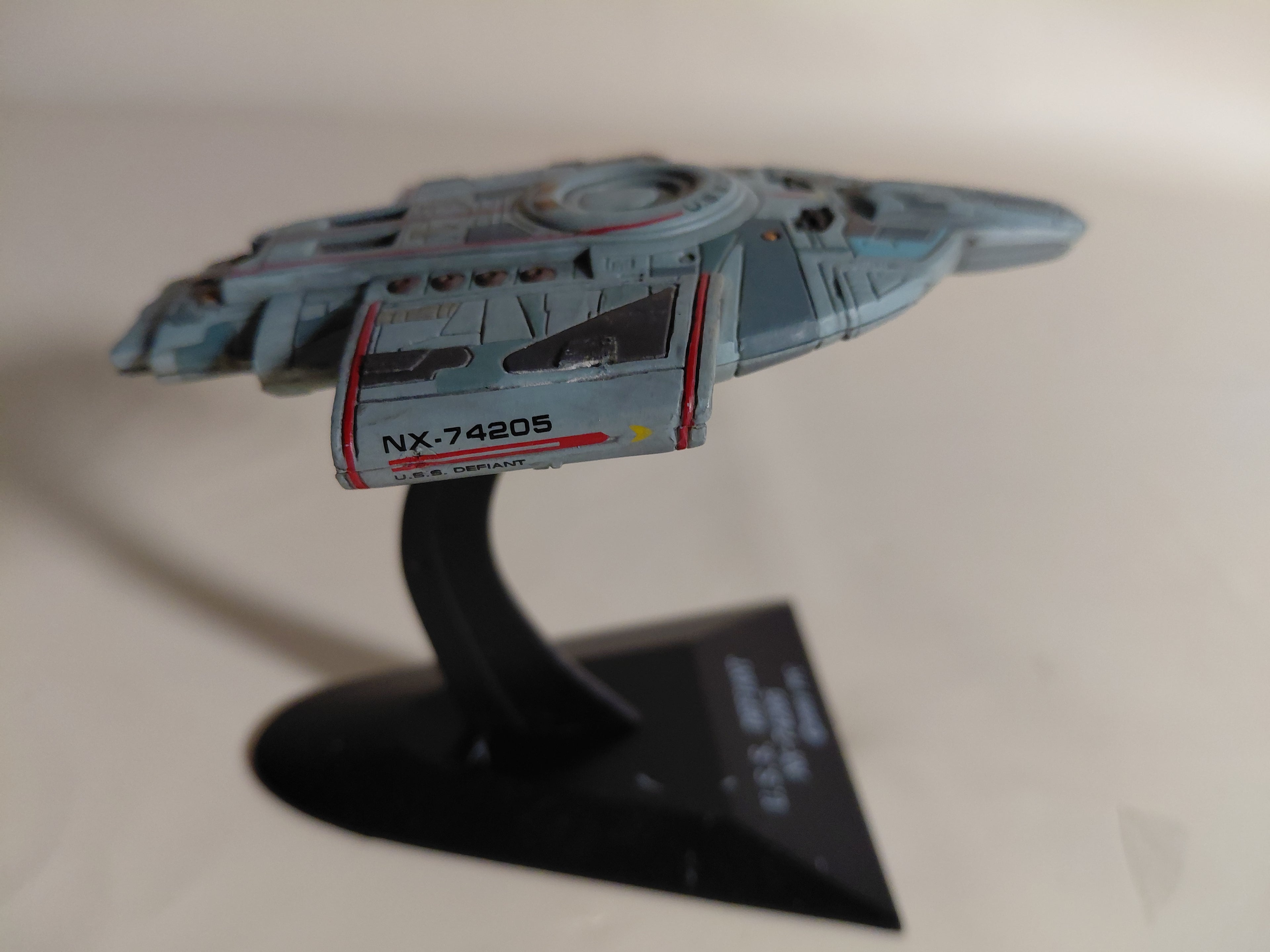 Star Trek USS Defiant NX 74205 Collectible Display spaceship