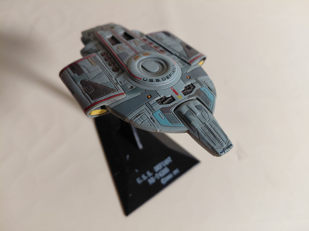Star Trek USS Defiant NX 74205 Collectible Display spaceship