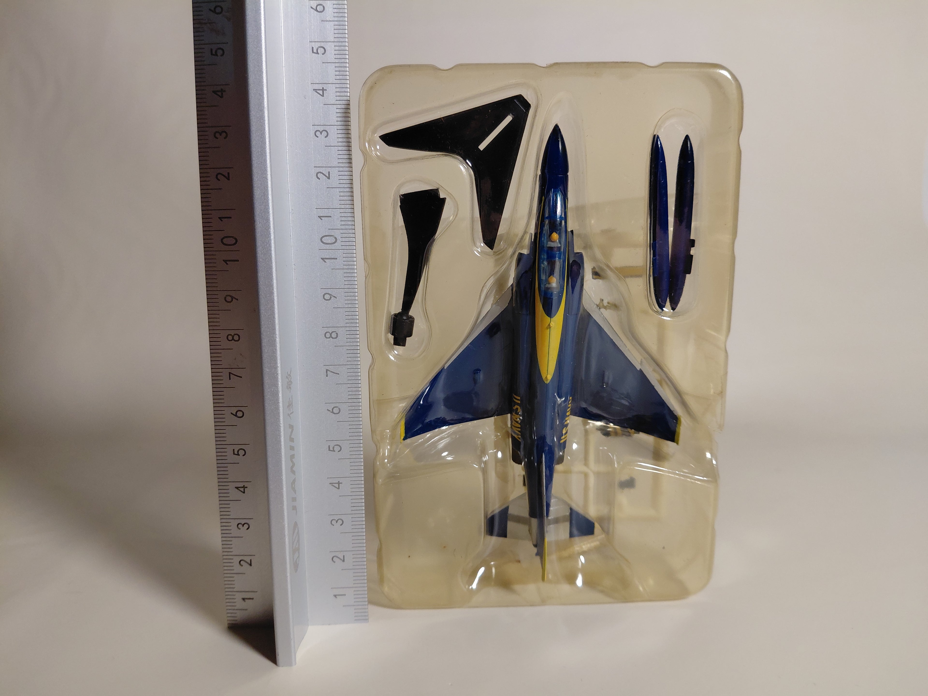 F-4J 1/144 F-toys #2B Aerobatic Team Blue Angels 1971