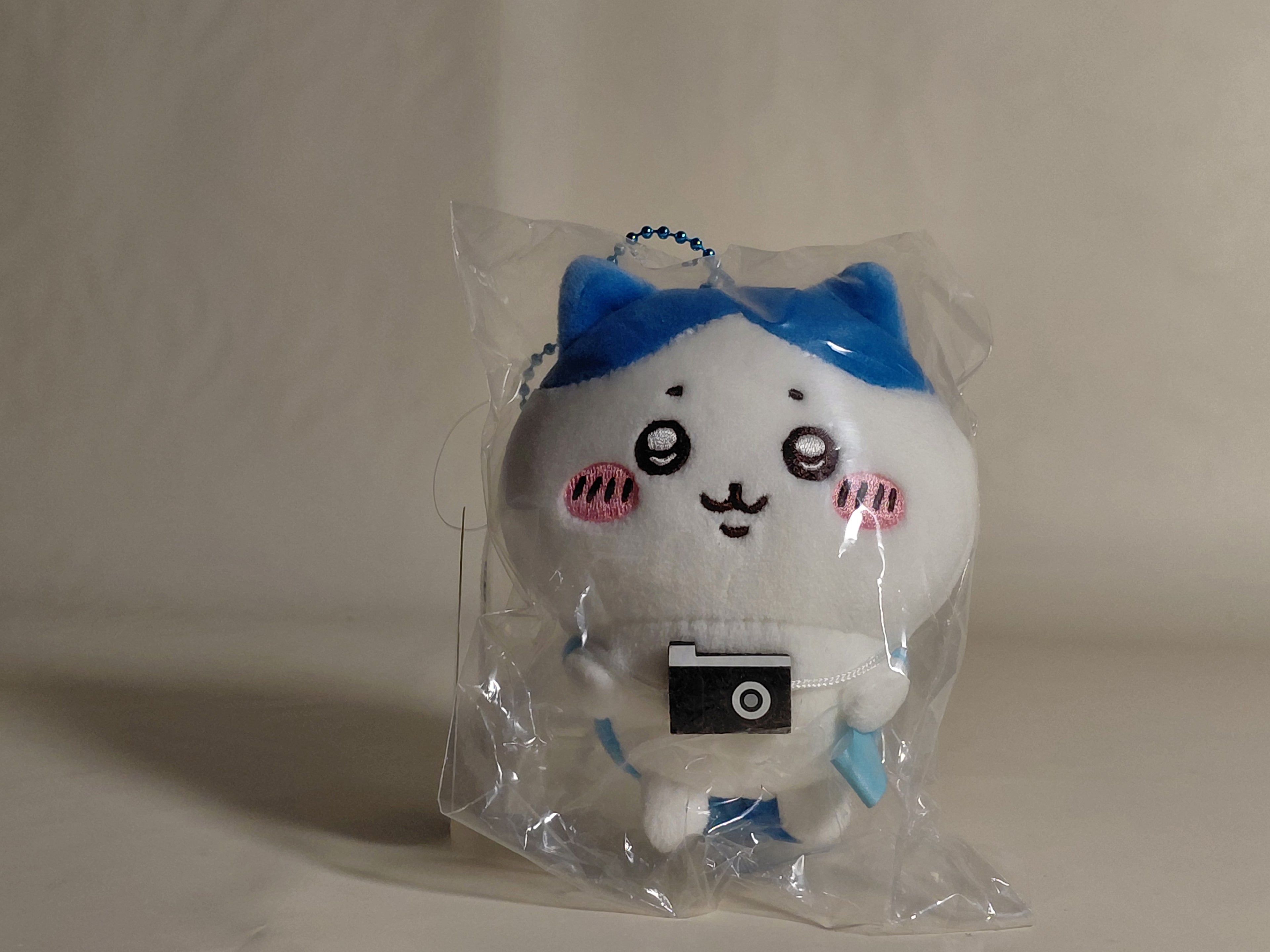 Chiikawa is looking forward to going out! Namochitto Petit Mini Mascot - Hachiware