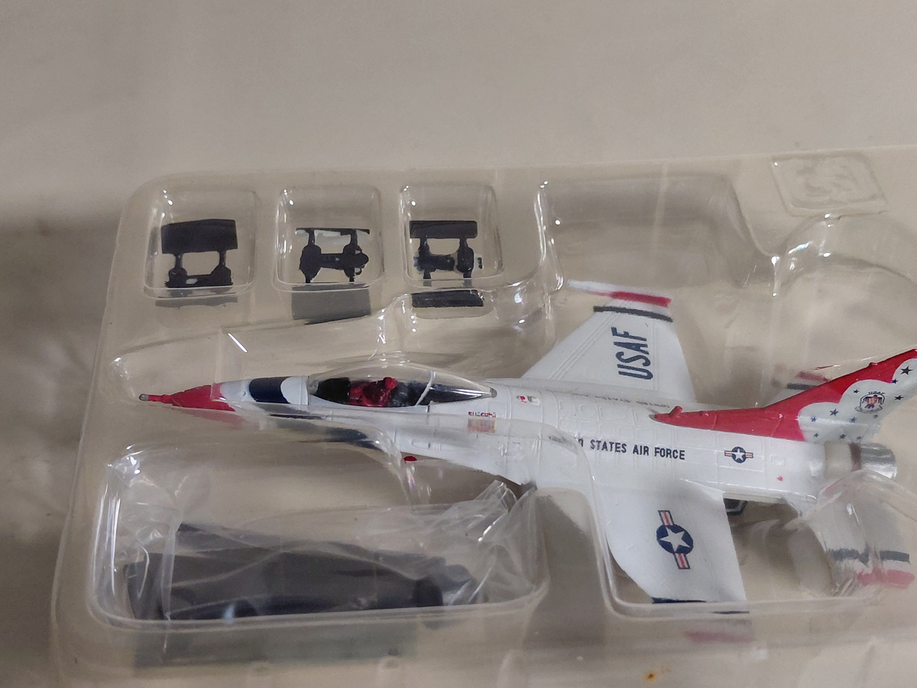 1/144 F-toys F-16C USAF "Thunderbirds" Aerobatic Team Acroteam 1. #2A