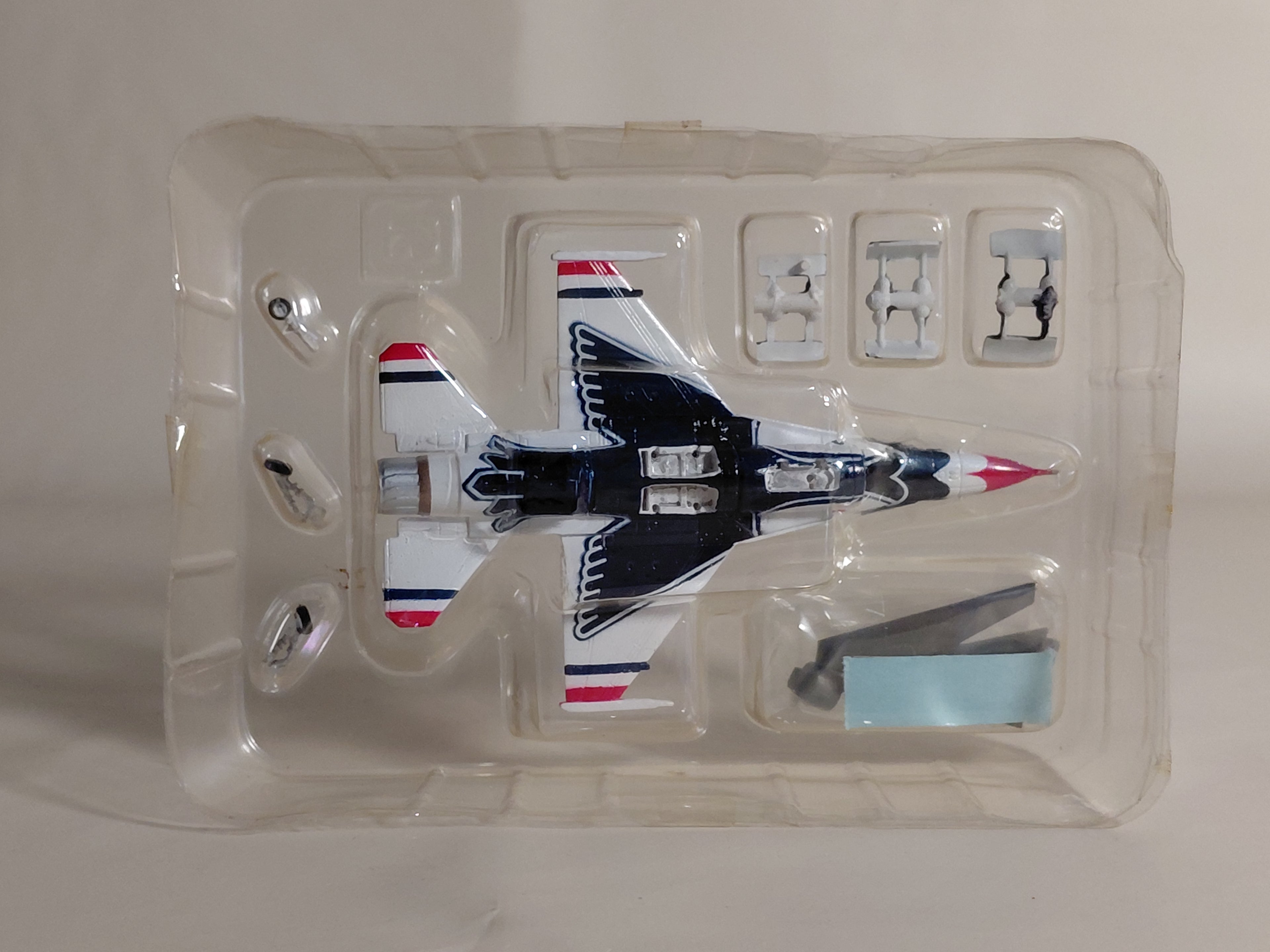 1/144 F-toys F-16C USAF "Thunderbirds" Aerobatic Team Acroteam 1. #2A