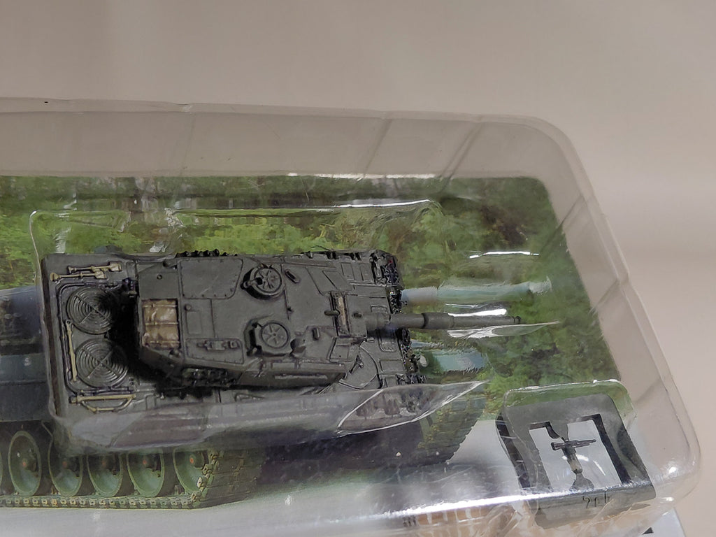 1/144 Takara Kaiyodo World Tank Museum 6 German LEOPARD 2A4 ARMY GREEN model