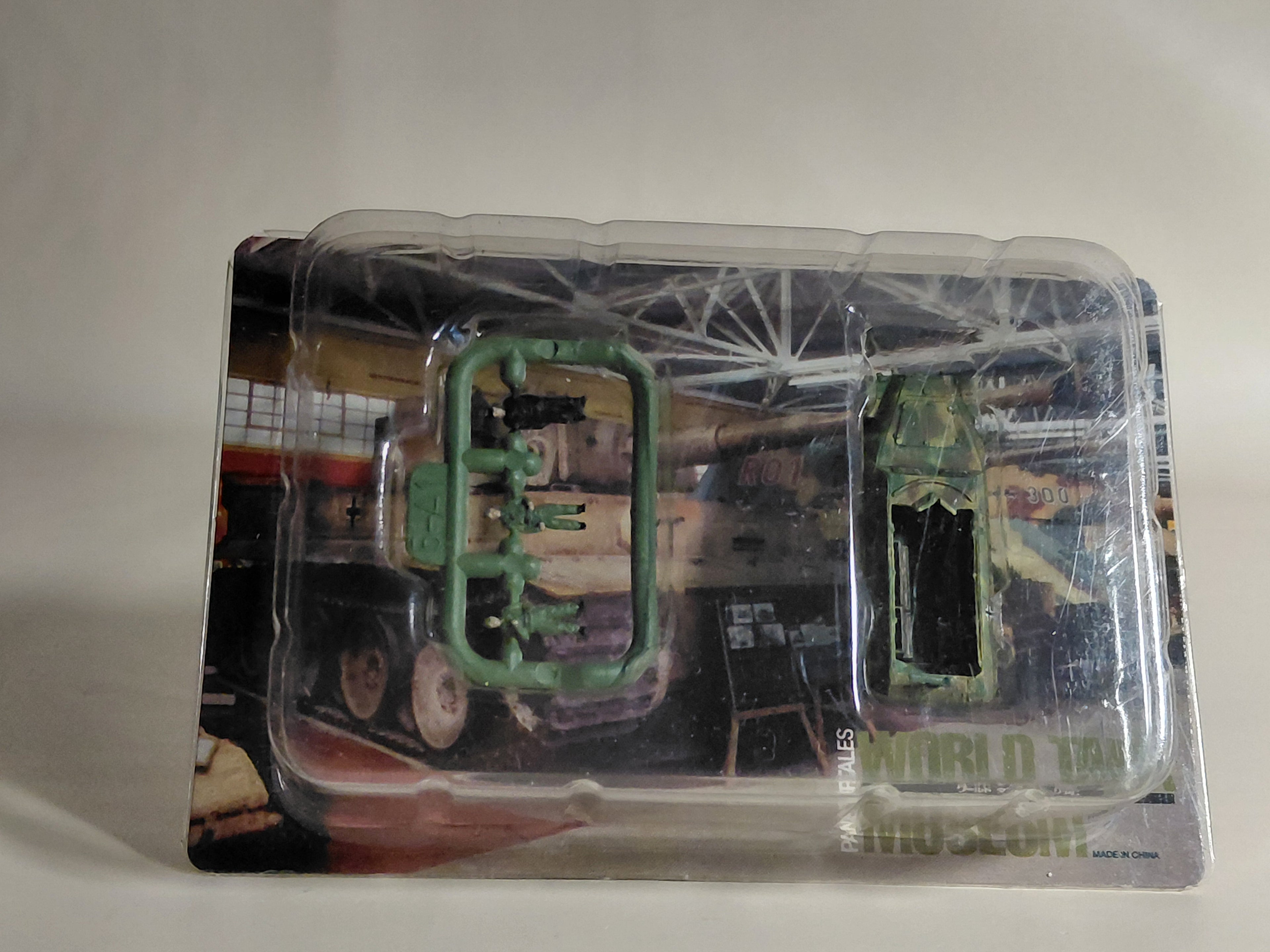 1/144 World Tank Museum Series 05-91 Germany Sd.Kfz. 251D Armored Half-track, 3-color camouflage, green base