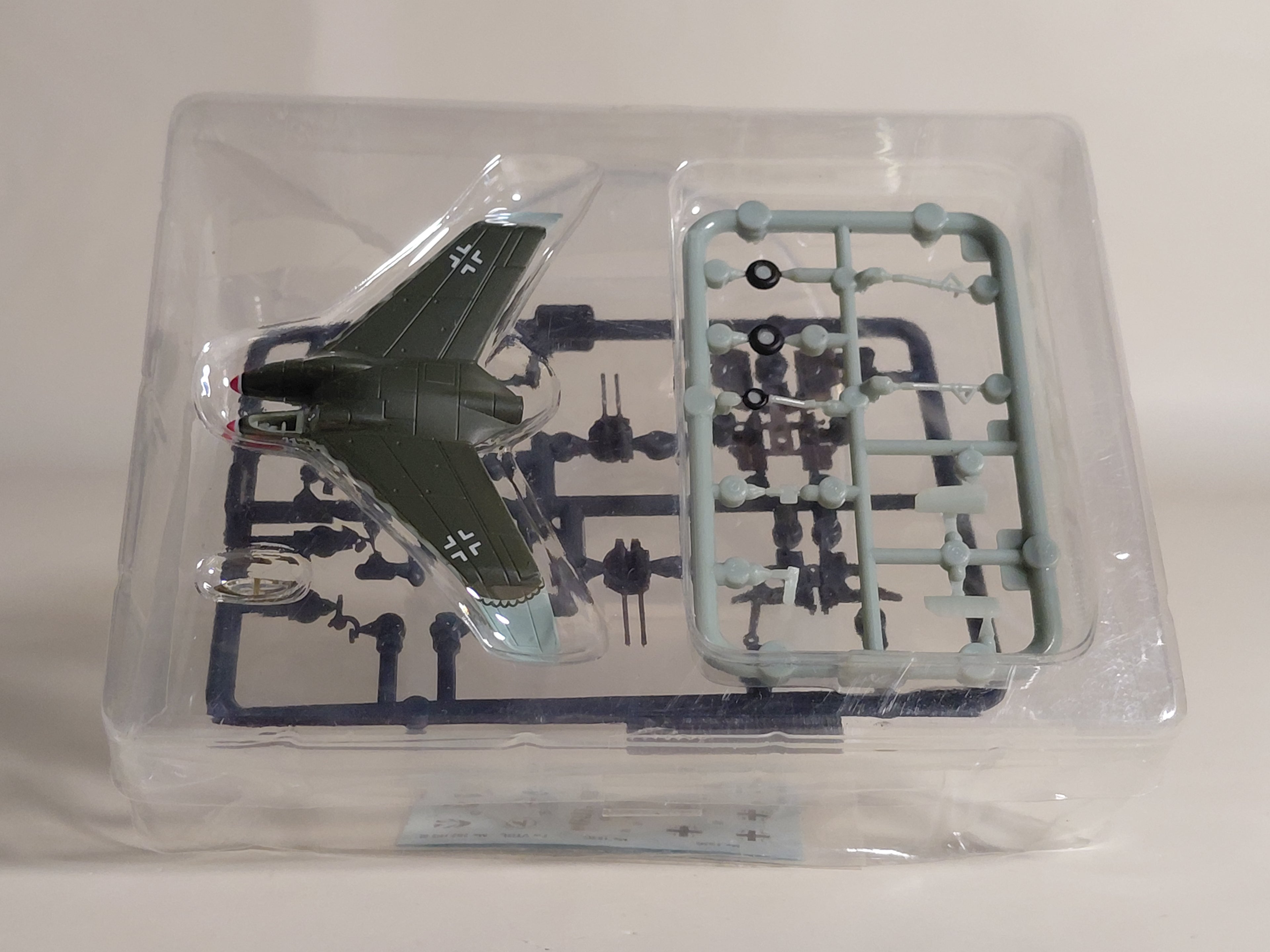 1/144 Popy Fictional War Chronicles 3: Heinkel He P.1078B, Lieutenant E. Demuth's aircraft, with 20mm quadruple anti-aircraft guns.