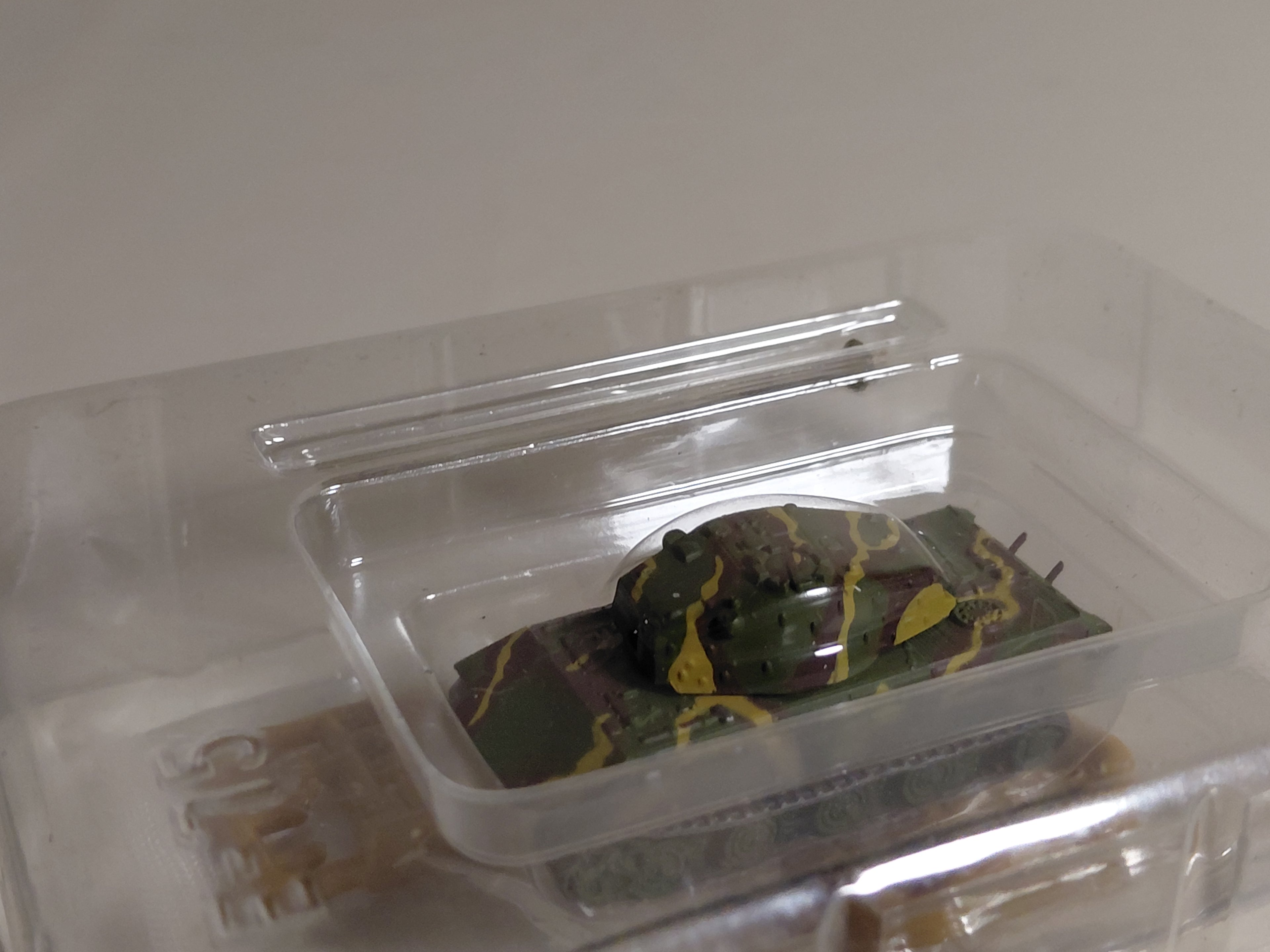 Fictional War Chronicles 4: ② E-75 Heavy Tank Three-Color Camouflage (Dark Yellow Base) with Included Kit