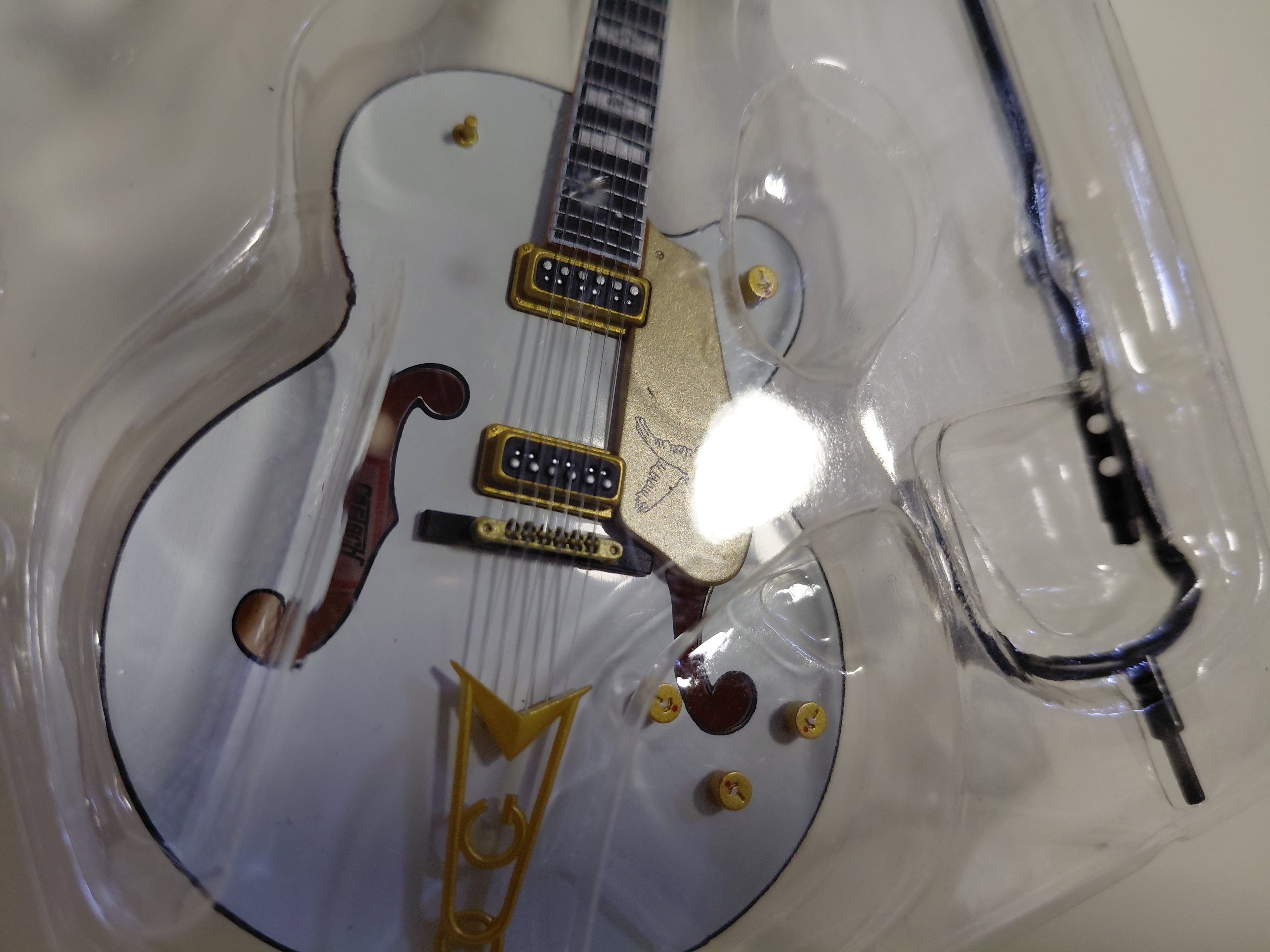 White Penguin (G6134) GRETSCH Gretsch Guitar Collection II