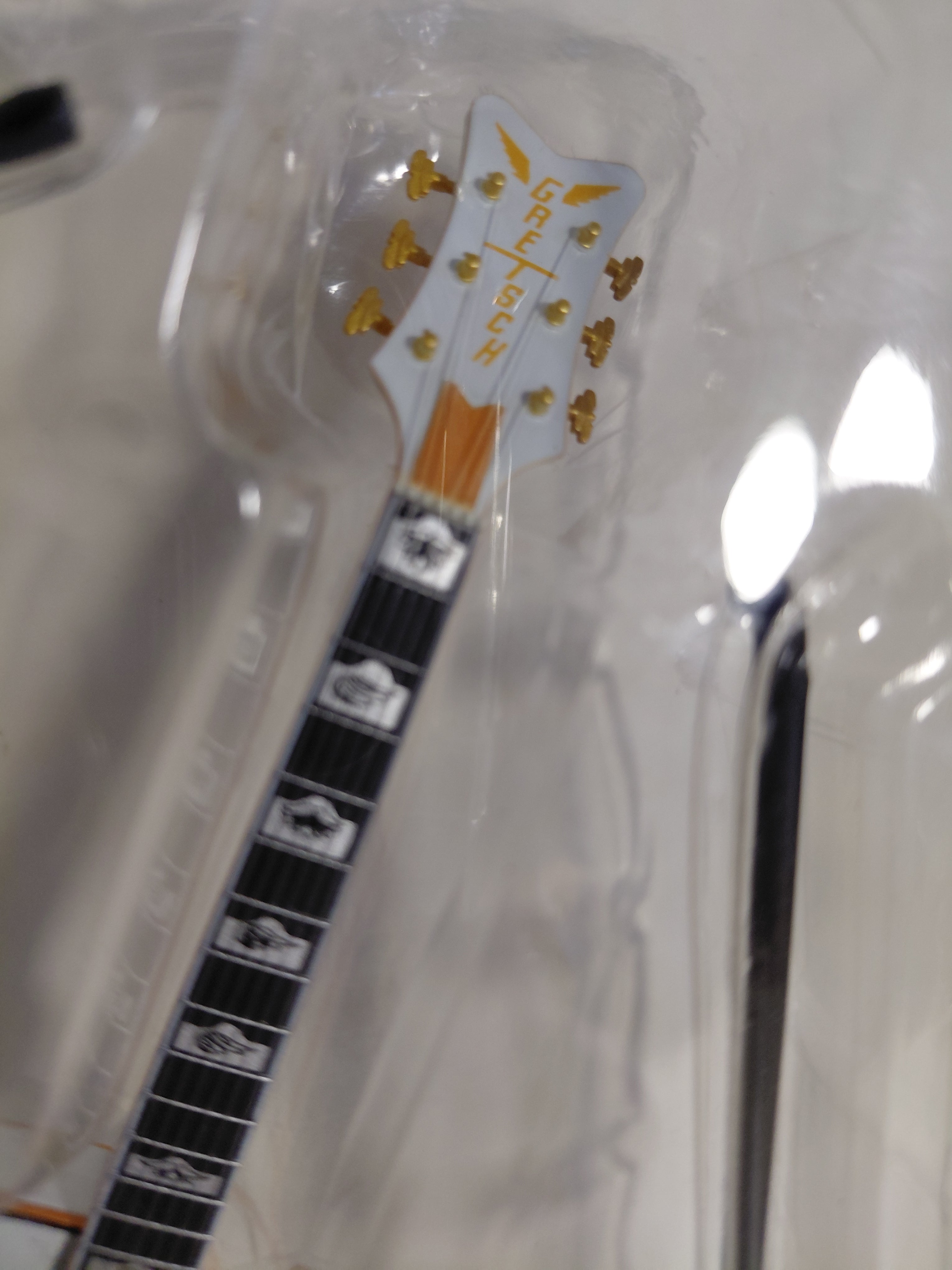 White Penguin (G6134) GRETSCH Gretsch Guitar Collection II