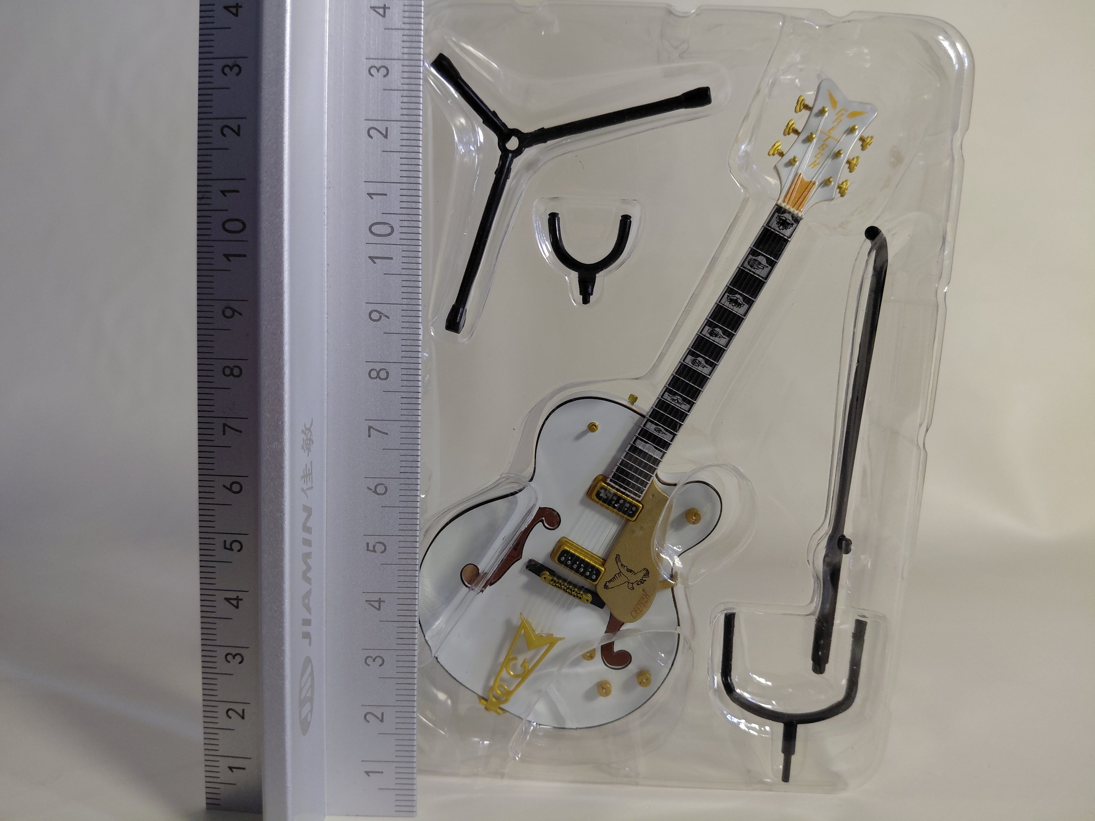White Penguin (G6134) GRETSCH Gretsch Guitar Collection II