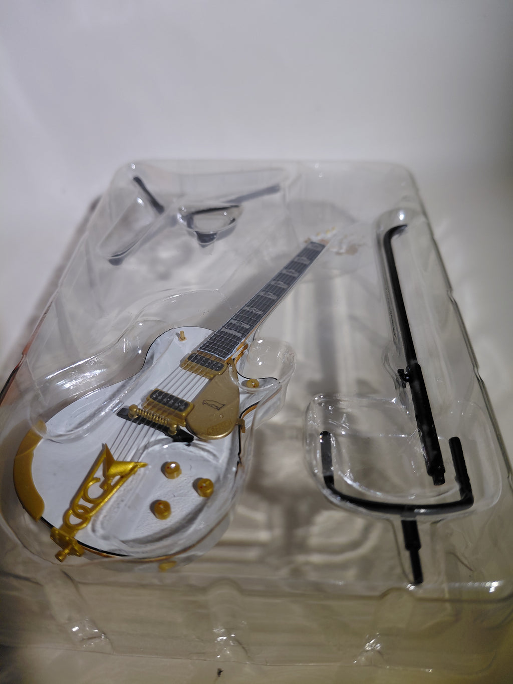 GRETSCH  WHITE PENGUIN G6134 ~Gretsch Guitar Collection~ 1/8 Scale Official Guitar Figure ☆Gretsch Guitar Collection 1/8