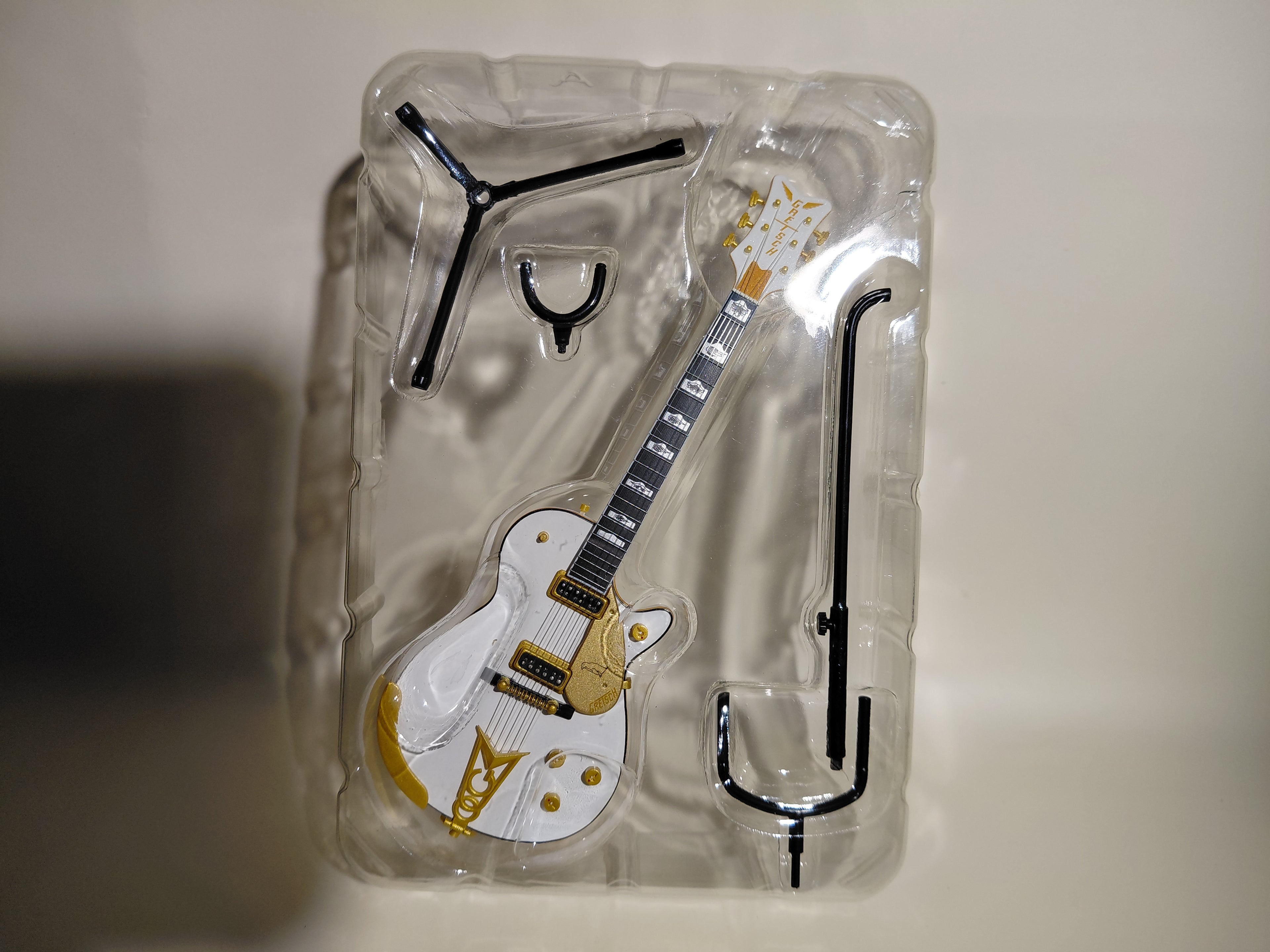 GRETSCH  WHITE PENGUIN G6134 ~Gretsch Guitar Collection~ 1/8 Scale Official Guitar Figure ☆Gretsch Guitar Collection 1/8