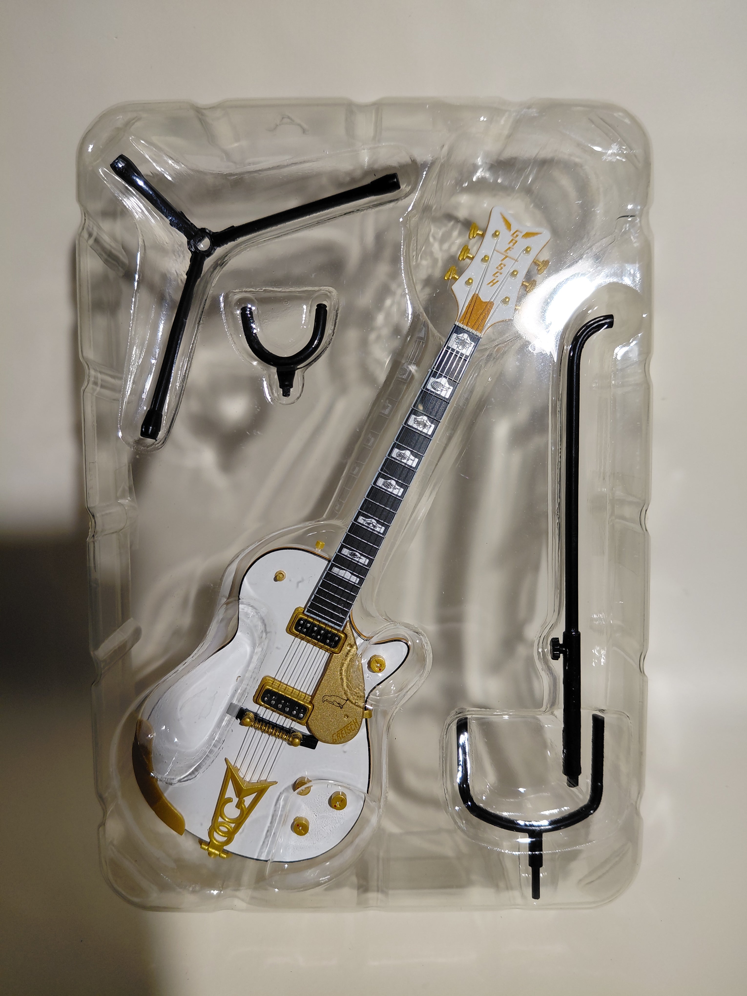 GRETSCH  WHITE PENGUIN G6134 ~Gretsch Guitar Collection~ 1/8 Scale Official Guitar Figure ☆Gretsch Guitar Collection 1/8