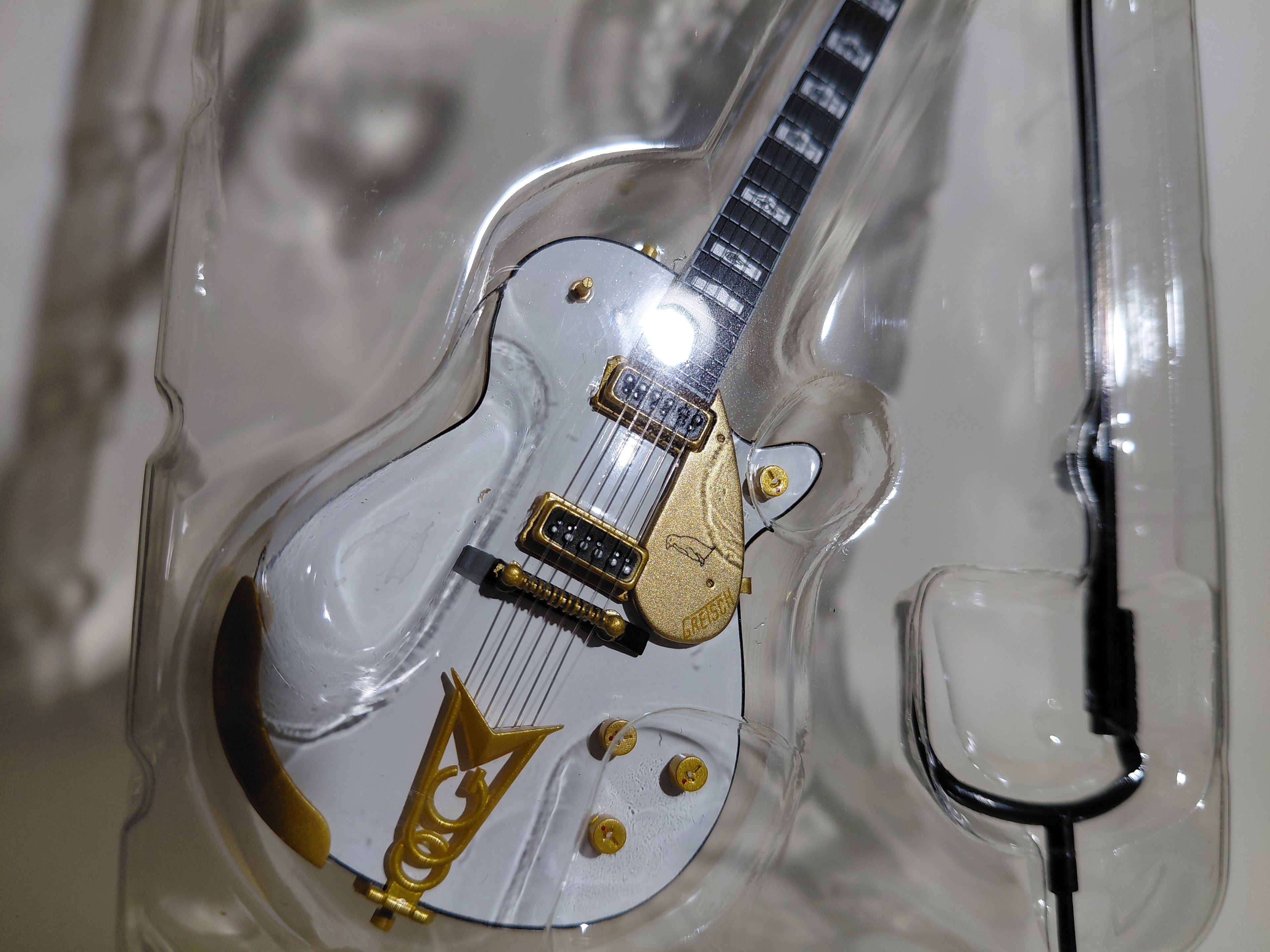 GRETSCH  WHITE PENGUIN G6134 ~Gretsch Guitar Collection~ 1/8 Scale Official Guitar Figure ☆Gretsch Guitar Collection 1/8