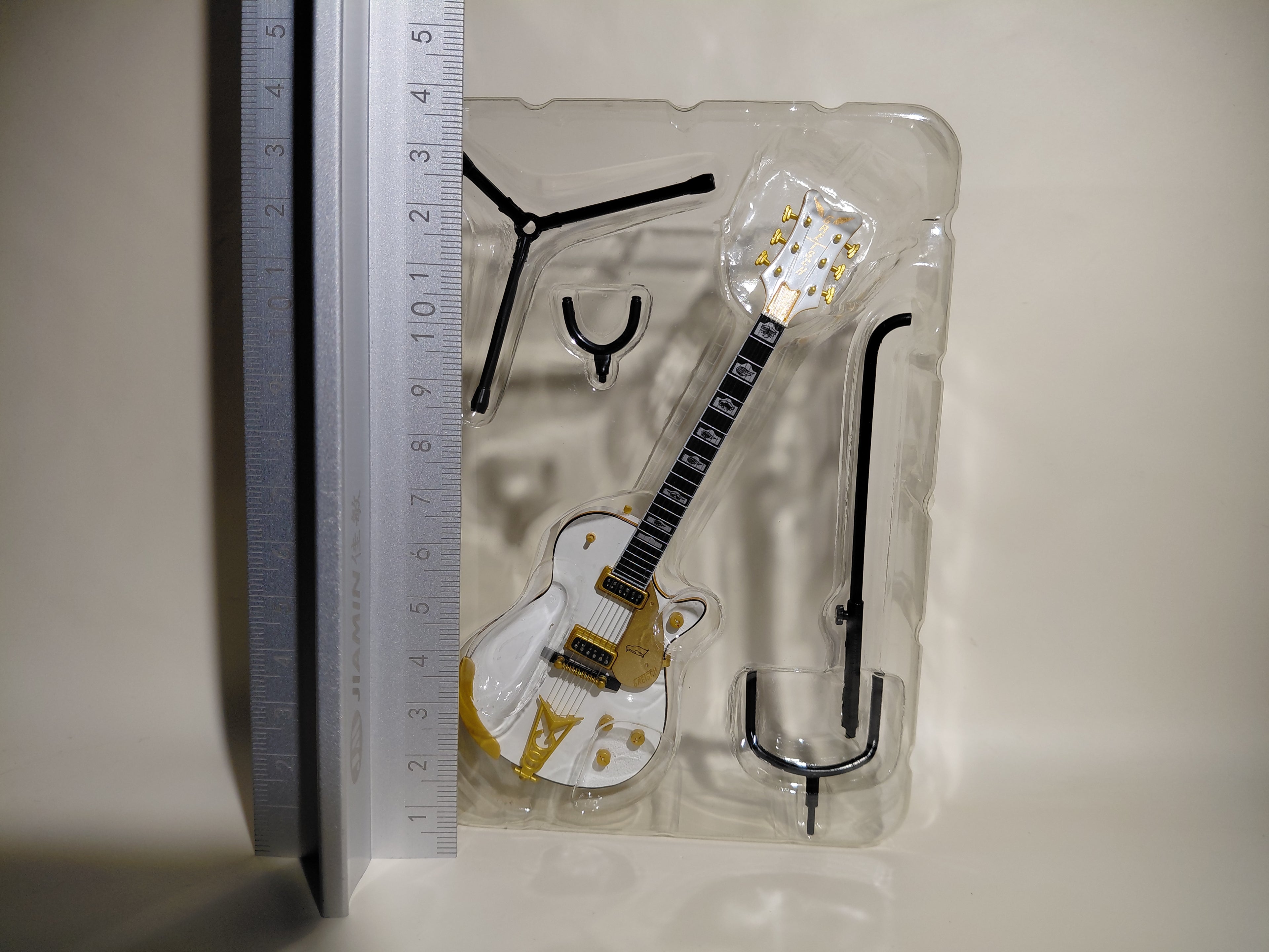 GRETSCH  WHITE PENGUIN G6134 ~Gretsch Guitar Collection~ 1/8 Scale Official Guitar Figure ☆Gretsch Guitar Collection 1/8
