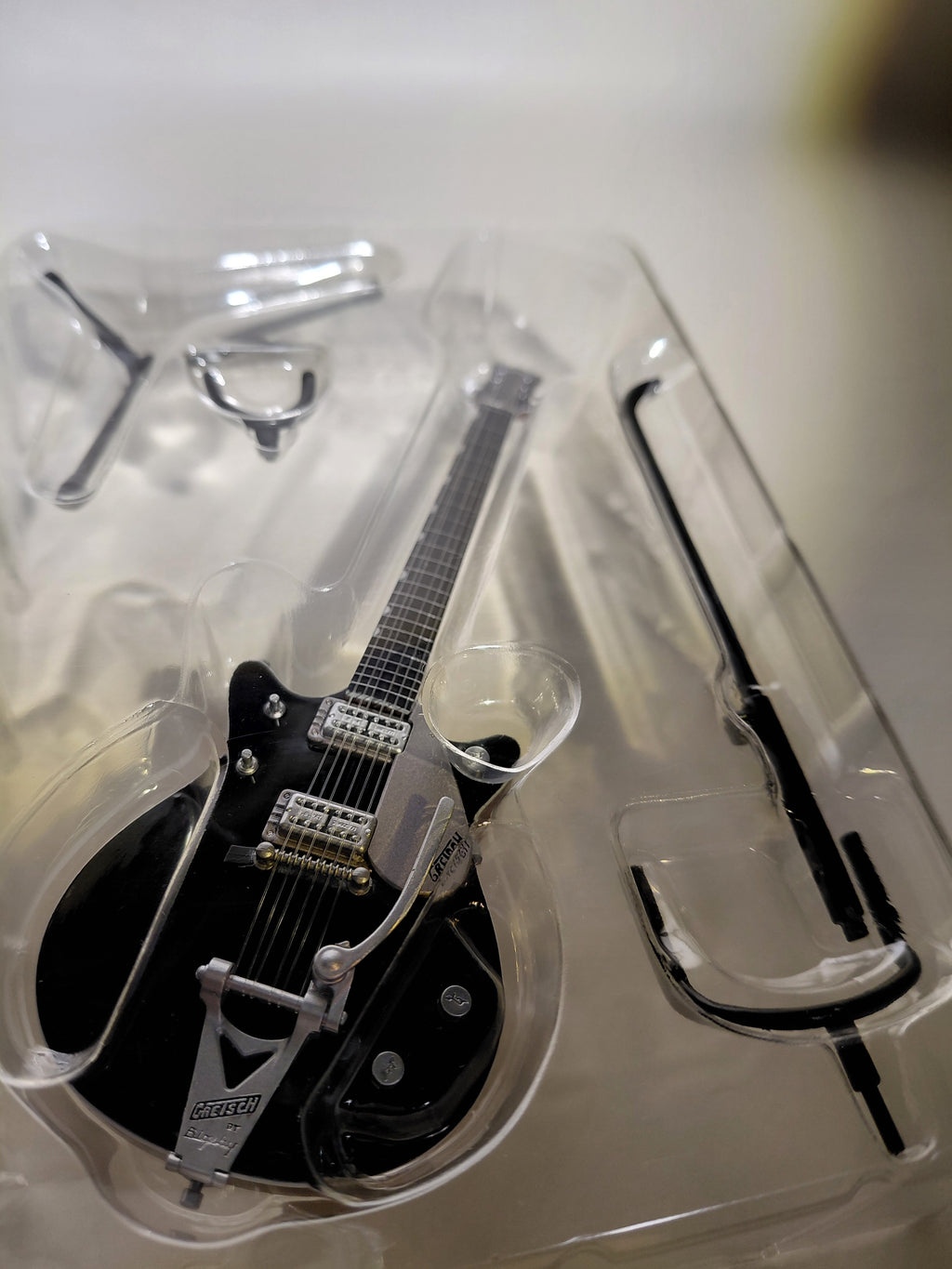 Gretsch Guitar Collection Figure G6128T-1962 Duo Jet Miniature ~ 1/8 Scale Official Guitar Figure ☆Gretsch Guitar Collection ★George Harrison (Copy)