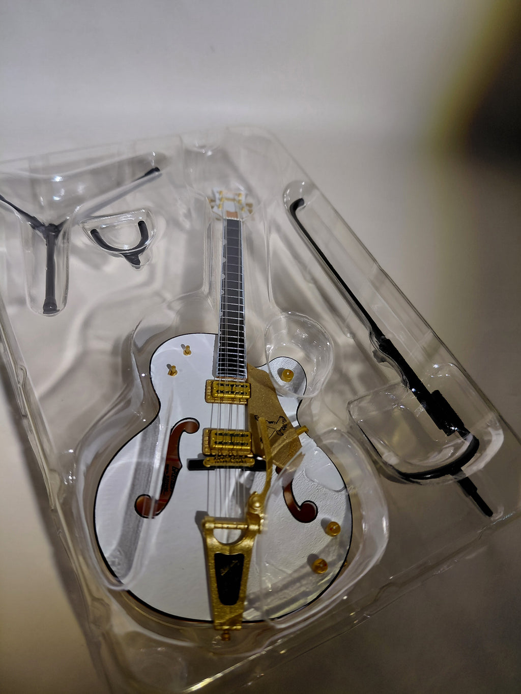 Gretsch Guitar Collection Figure White Falcon G6136T Miniature ~ 1/8 Scale Official Guitar Figure ☆Gretsch Guitar Collection ★George Harrison