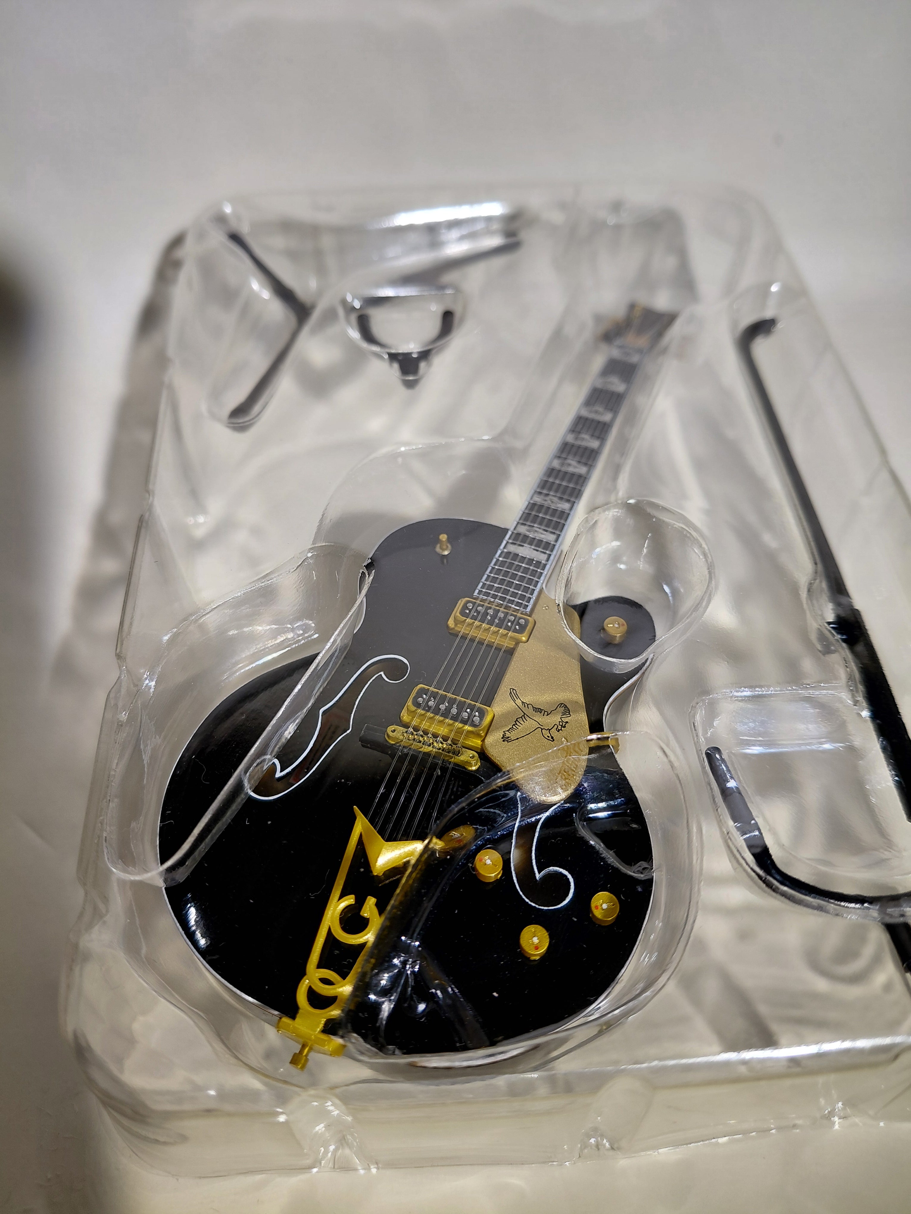 GRETSCH Black Falcon G6136DSBK ~1/8 Scale Official Guitar Figure☆Gretsch Guitar Collection ★George Harrison