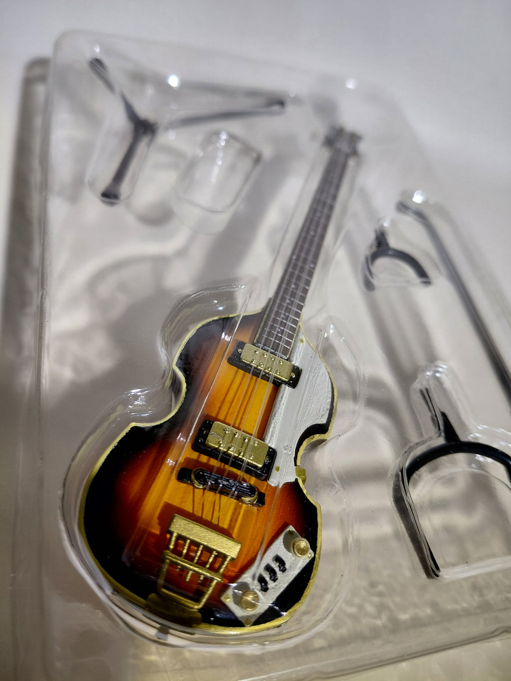 GRECO Violin Bass VB-100 ~THE GUITAR LEGEND by Zemaitis & Greco~ 1/8 Scale Official Guitar Figure ★Paul McCartney ☆Guitar Figure ☆Miniature