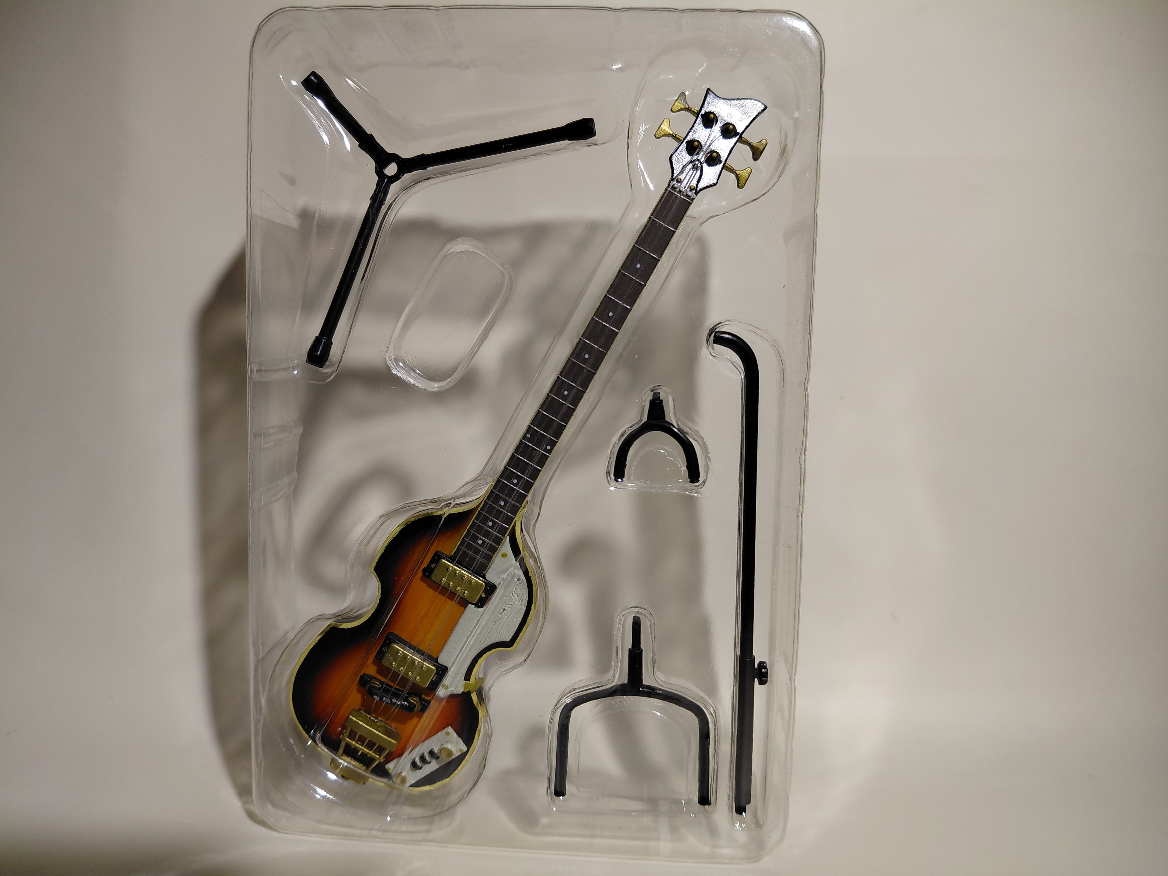 GRECO Violin Bass VB-100 ~THE GUITAR LEGEND by Zemaitis & Greco~ 1/8 Scale Official Guitar Figure ★Paul McCartney ☆Guitar Figure ☆Miniature