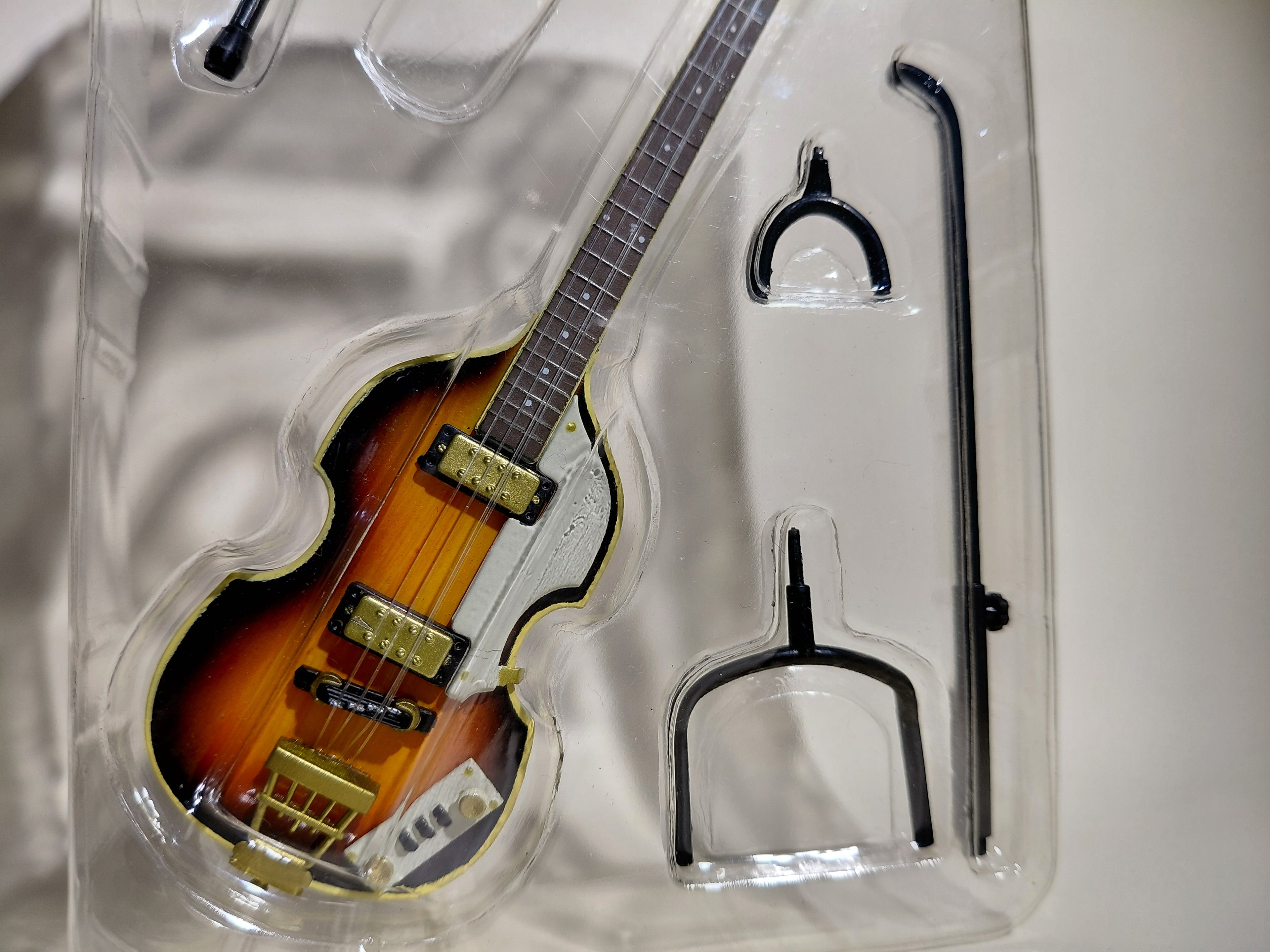 GRECO Violin Bass VB-100 ~THE GUITAR LEGEND by Zemaitis & Greco~ 1/8 Scale Official Guitar Figure ★Paul McCartney ☆Guitar Figure ☆Miniature
