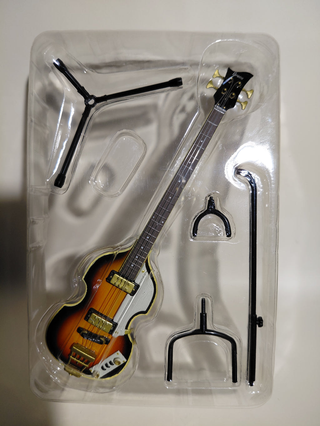 GRECO Violin Bass VB-100 ~THE GUITAR LEGEND by Zemaitis & Greco~ 1/8 Scale Official Guitar Figure ★Paul McCartney ☆Guitar Figure ☆Miniature