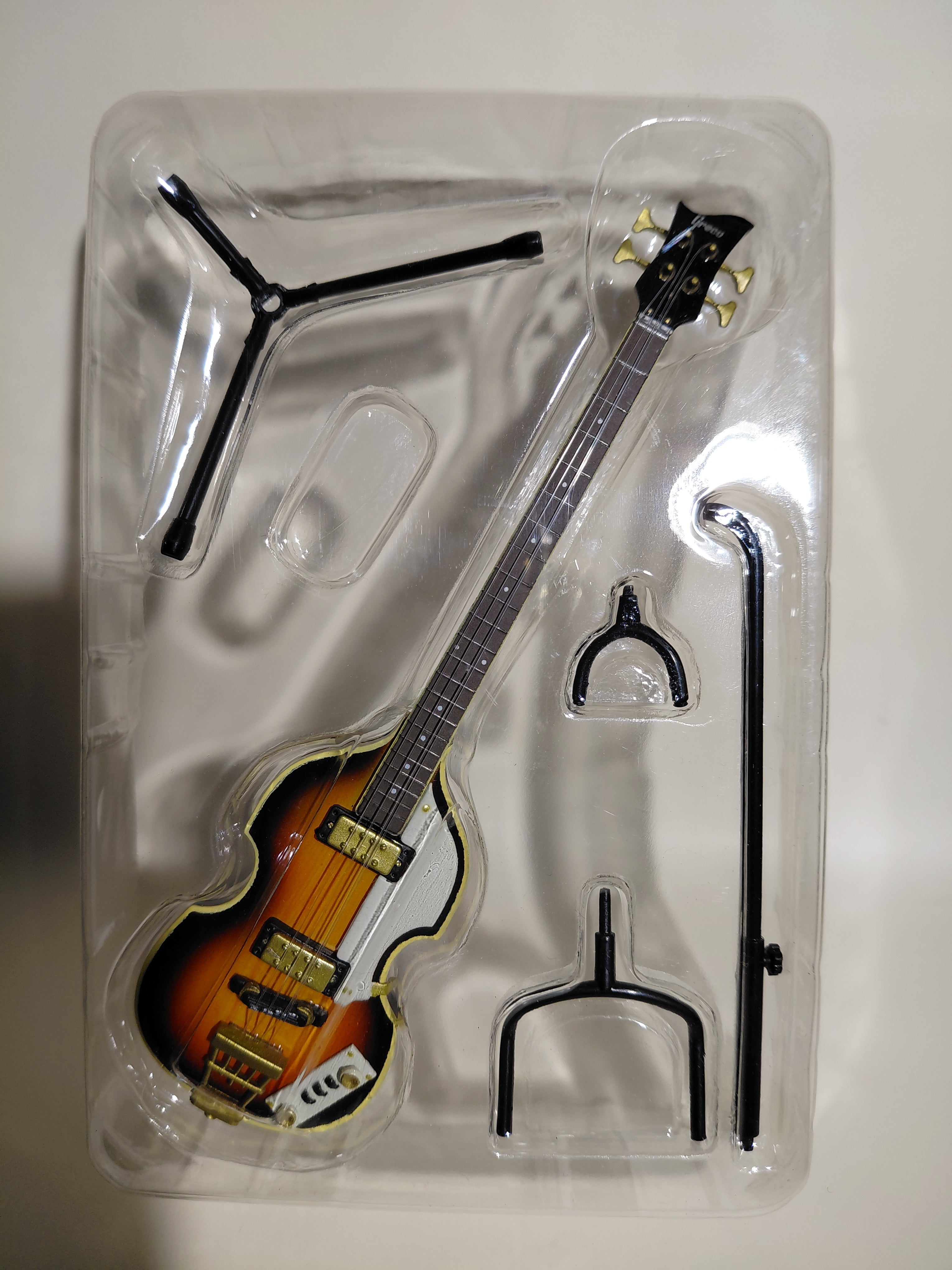 GRECO Violin Bass VB-100 ~THE GUITAR LEGEND by Zemaitis & Greco~ 1/8 Scale Official Guitar Figure ★Paul McCartney ☆Guitar Figure ☆Miniature