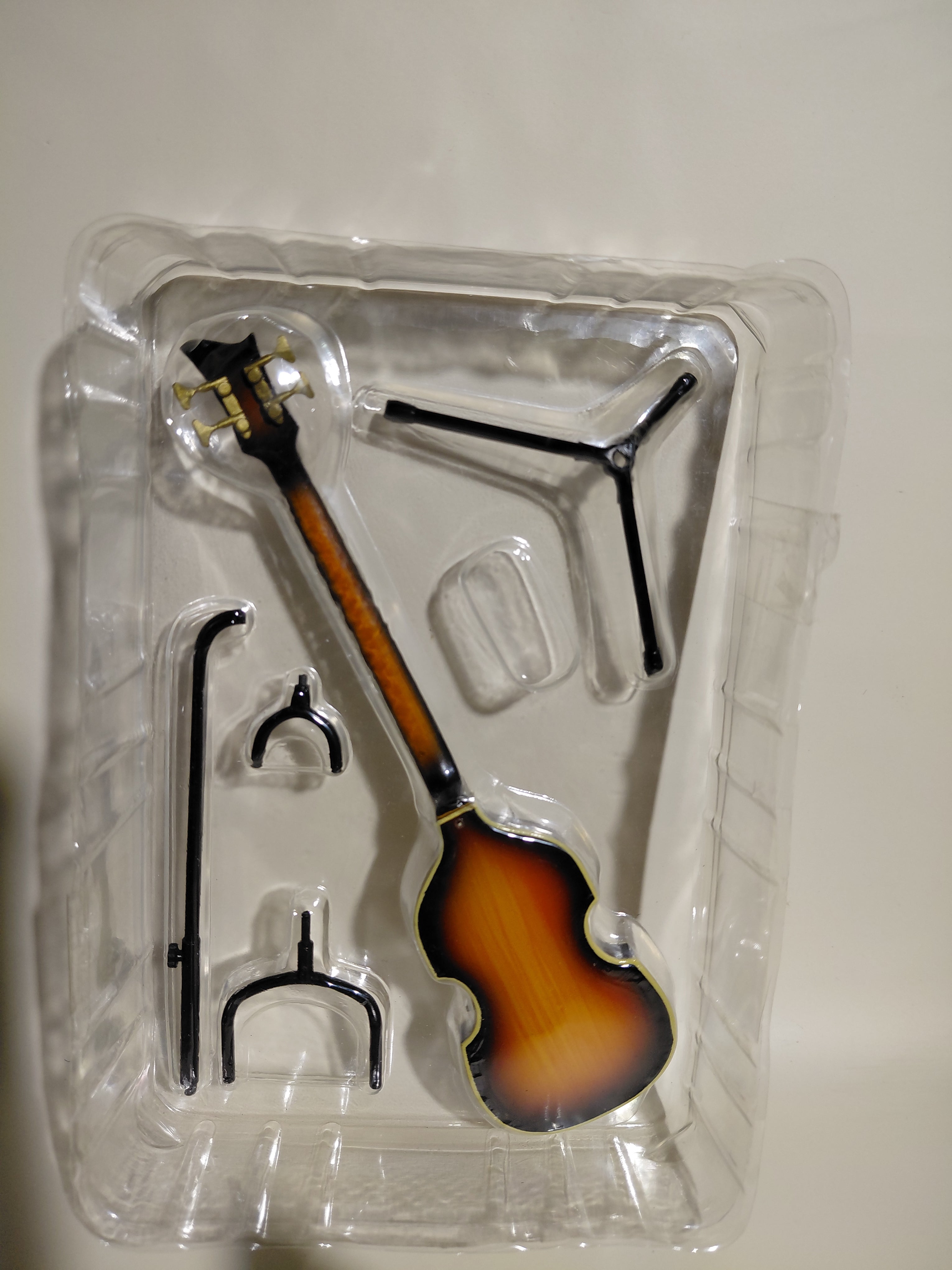 GRECO Violin Bass VB-100 ~THE GUITAR LEGEND by Zemaitis & Greco~ 1/8 Scale Official Guitar Figure ★Paul McCartney ☆Guitar Figure ☆Miniature