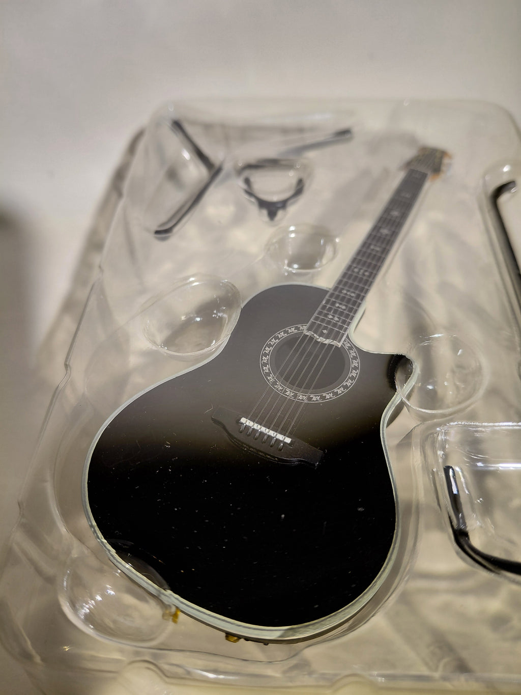 Ovation Guitar Collection - Custom Legend c2079lx-5 scale 1/8 Media Factory