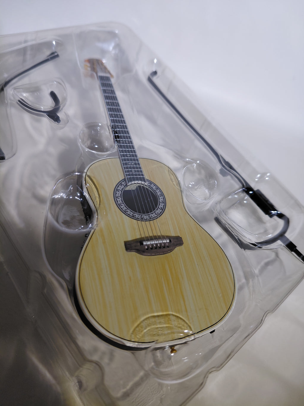 Ovation Guitar Collection - Custom Legend CCB scale 1/8 Media Factory