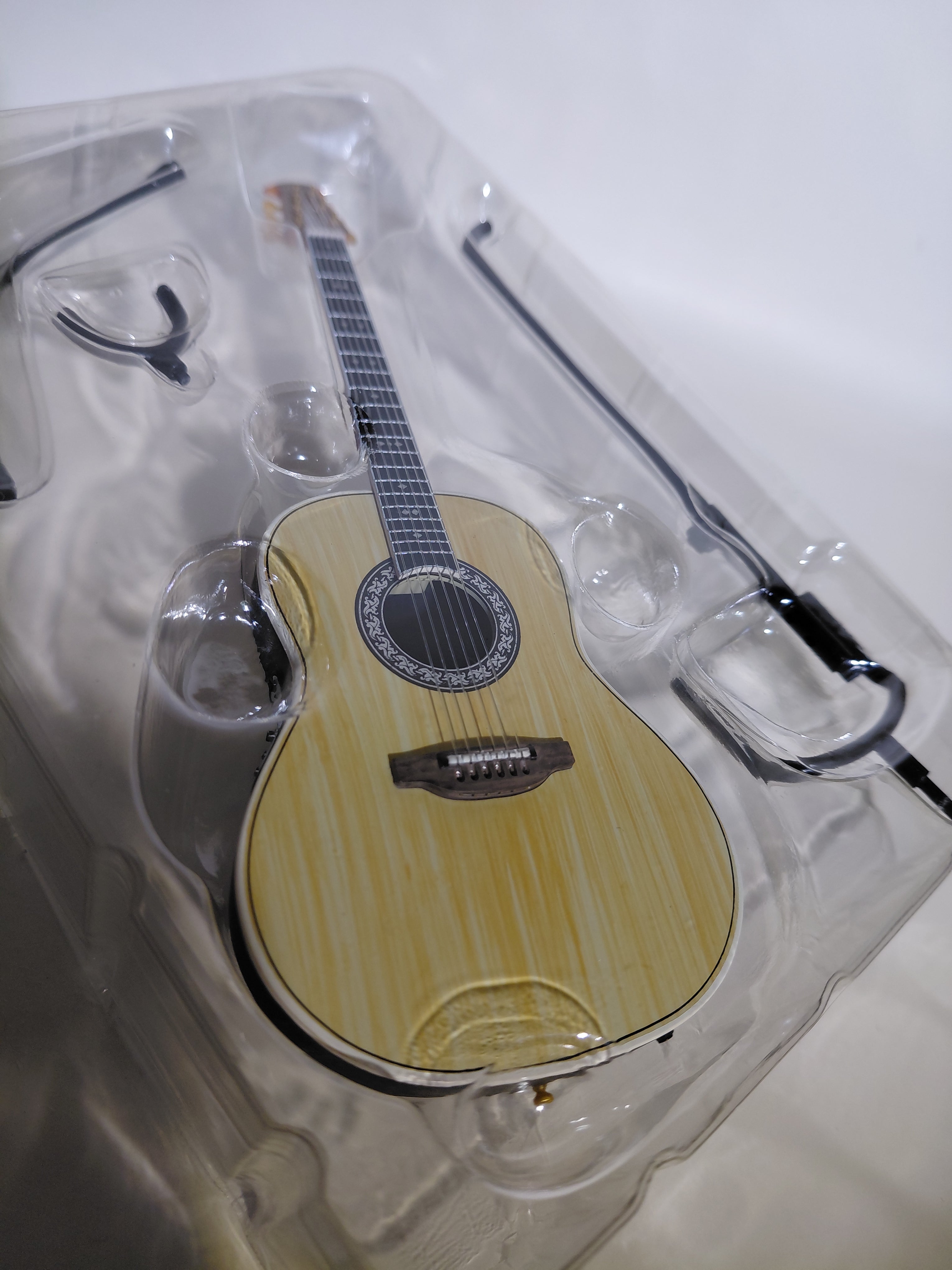 Ovation Guitar Collection - Custom Legend CCB scale 1/8 Media Factory