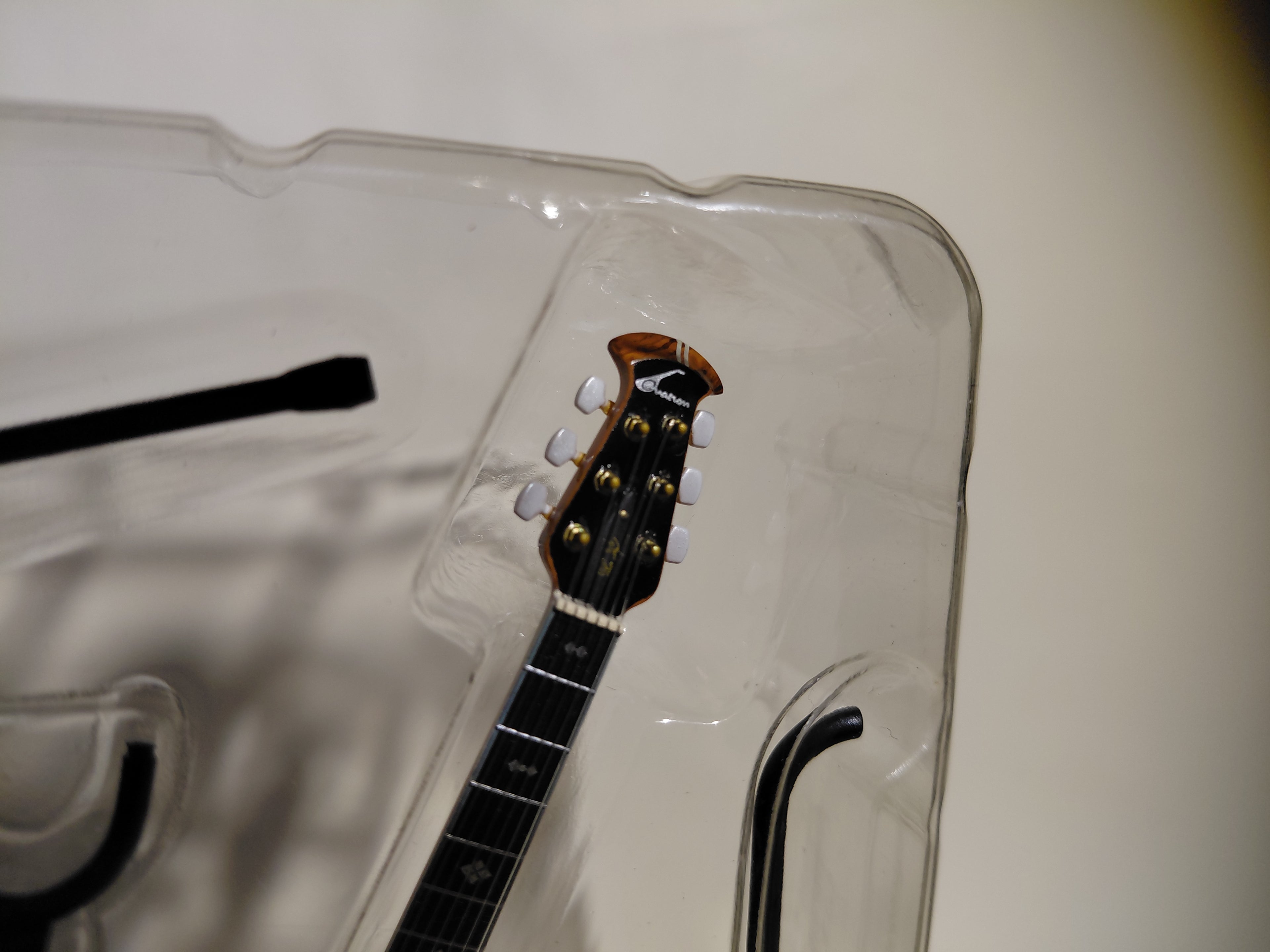 Ovation Guitar Collection - Custom Legend C2079 LX-CCB scale 1/8 Media Factory