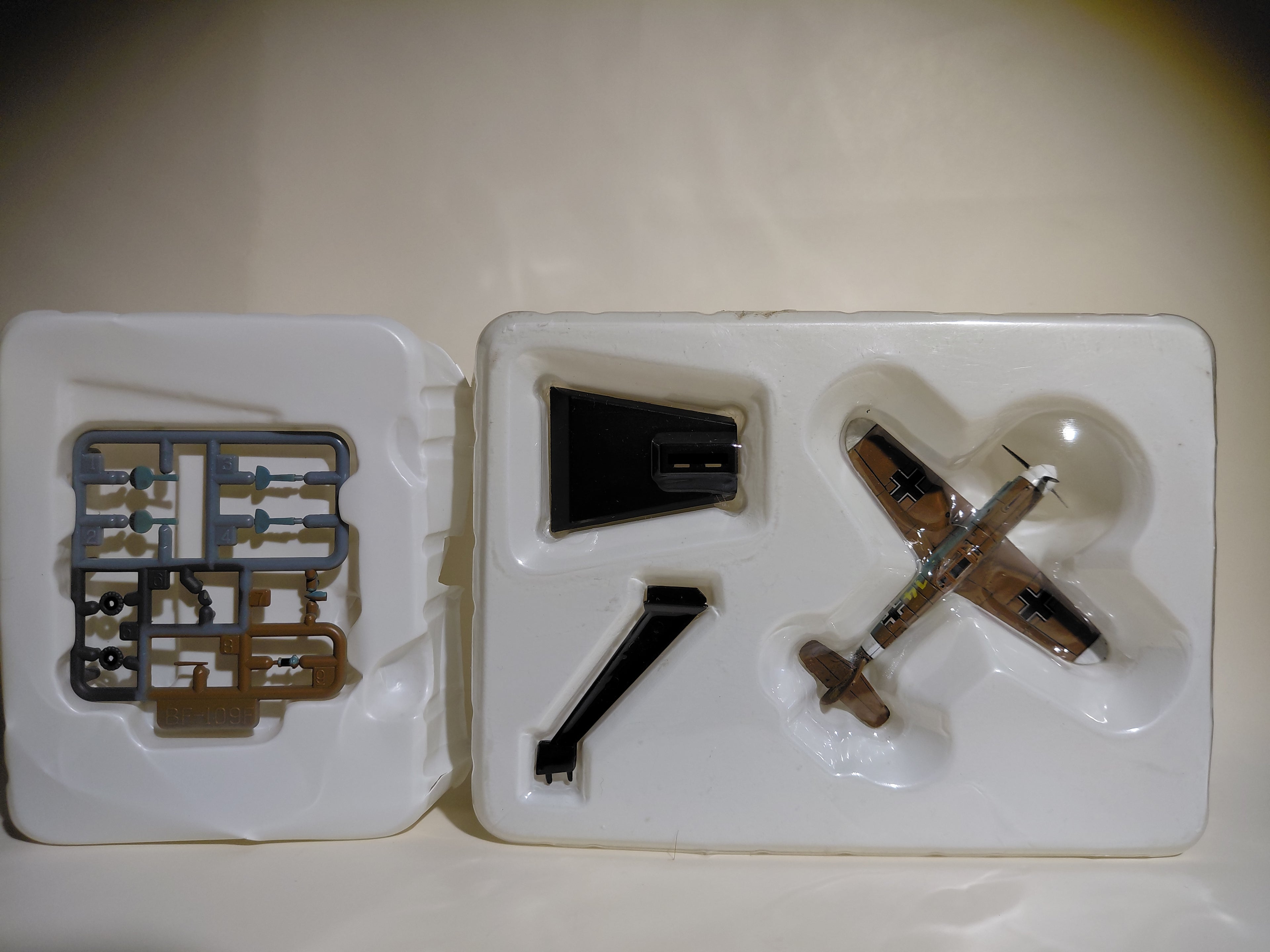 Takara 1/144 World's Masterpiece Aircraft -  German Air Force Fighter Messerschmitt Bf109F-2 JG27 TROP Lieutenant Marseille's aircraft