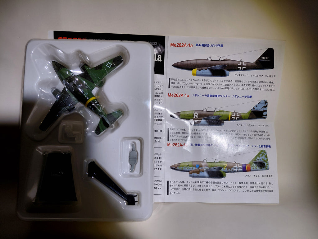 Takara 1/144 World's Masterpiece Aircraft - Me262-1a Major Novotny's aircraft