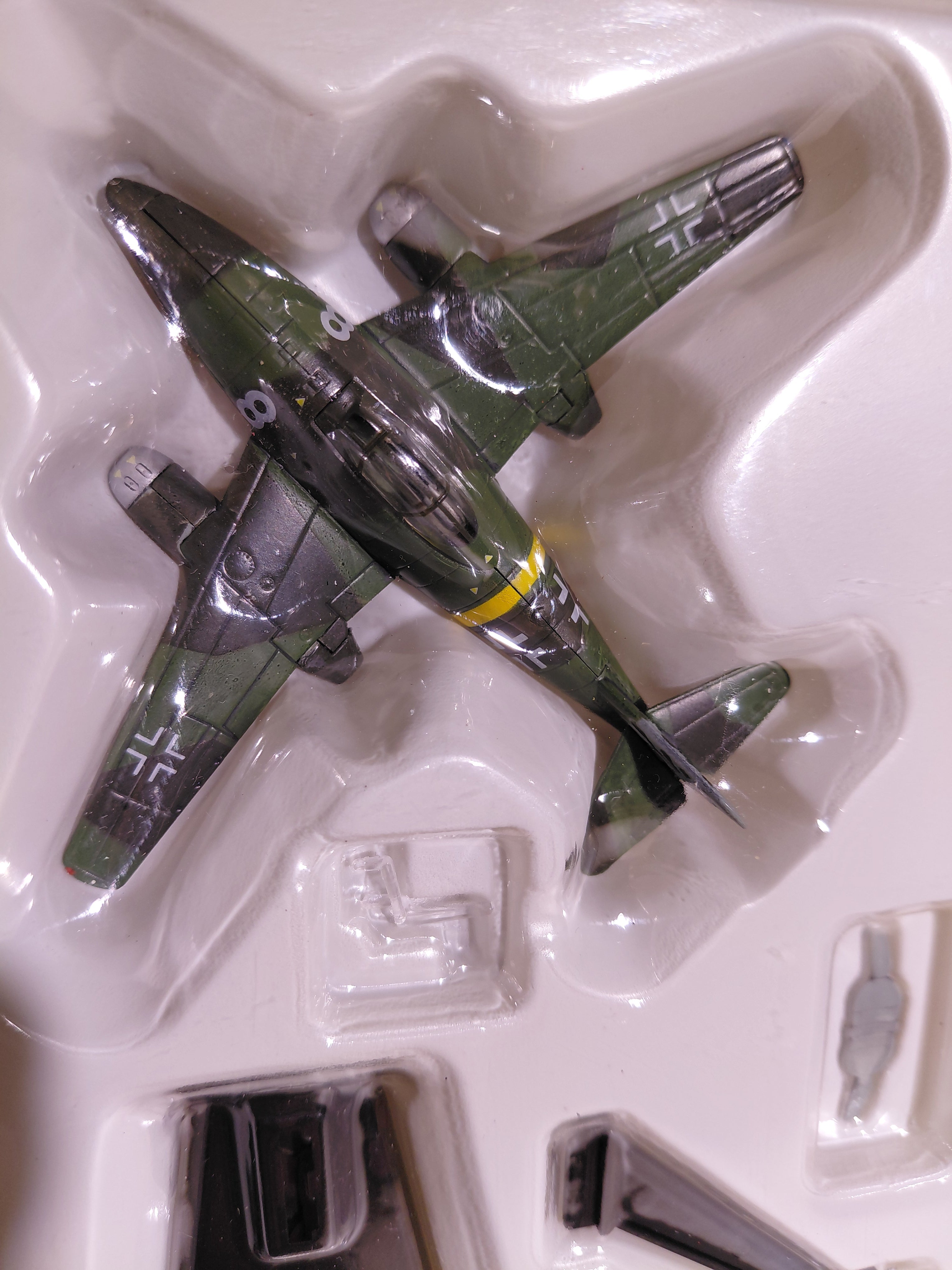 Takara 1/144 World's Masterpiece Aircraft - Me262-1a Major Novotny's aircraft