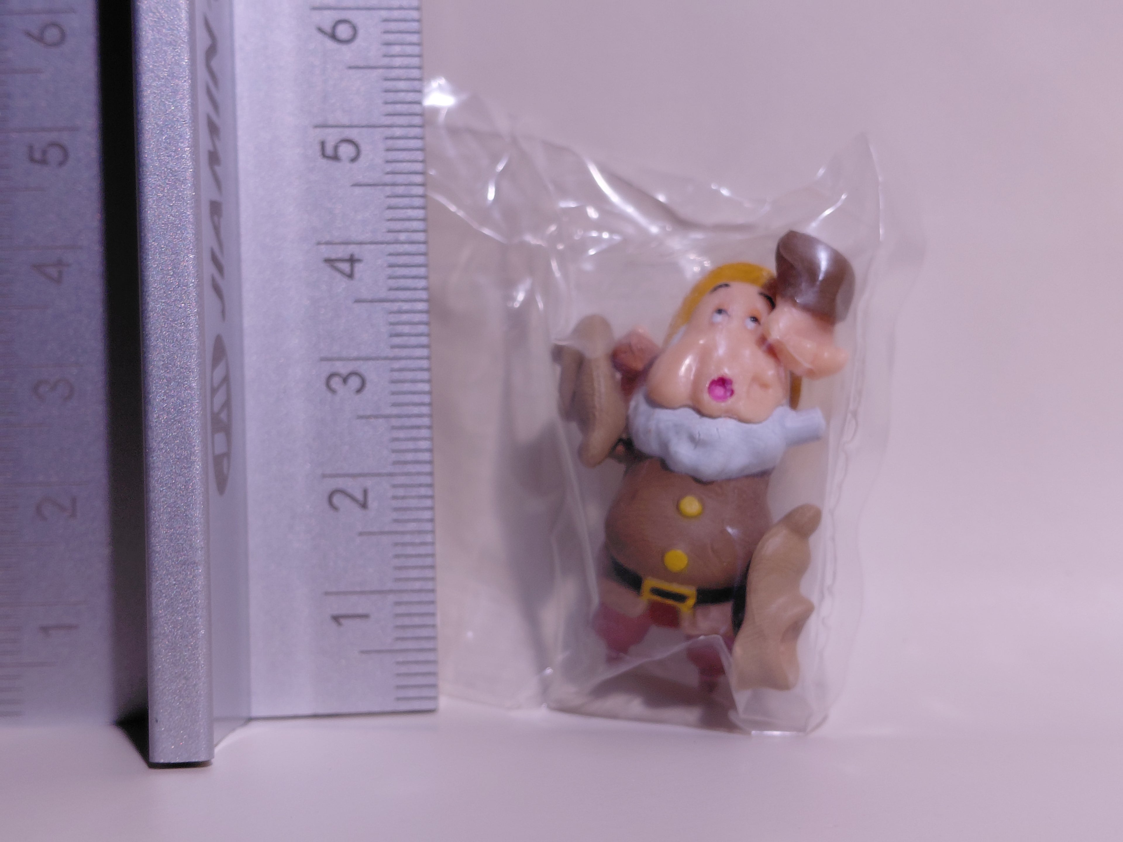 Miniature Disney Choco Party Series 1 Furuta #007 Sneezy (Snow White)