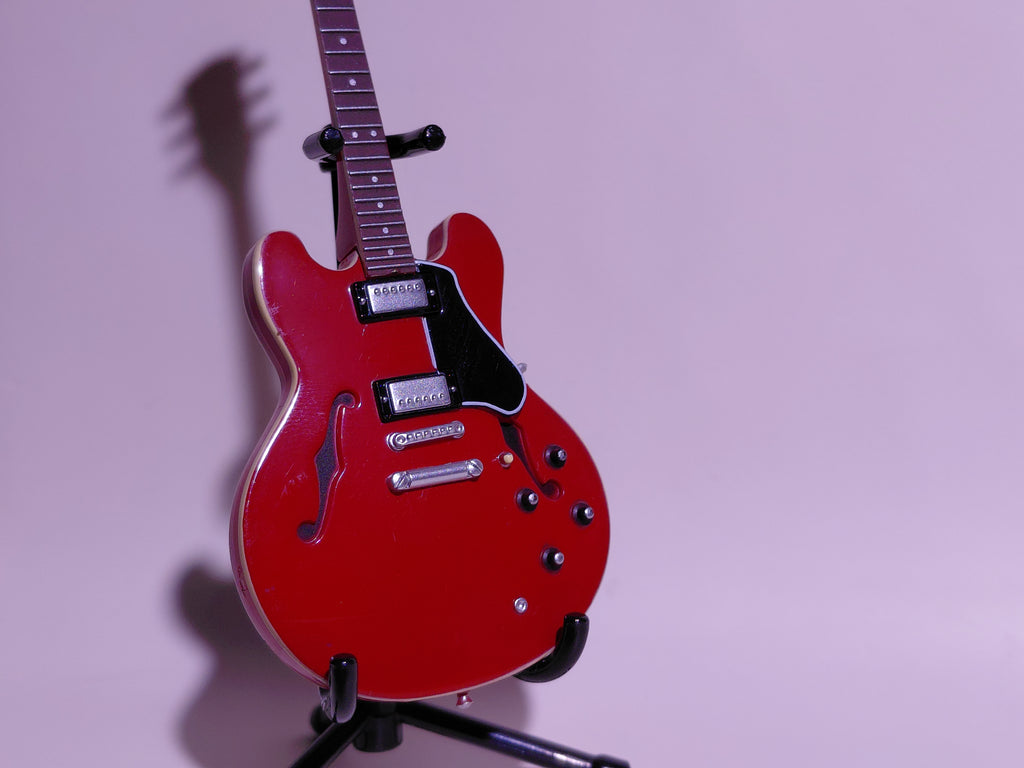 BECK Guitar Collection Gibson ES-335 Figure Includes guitar and stand