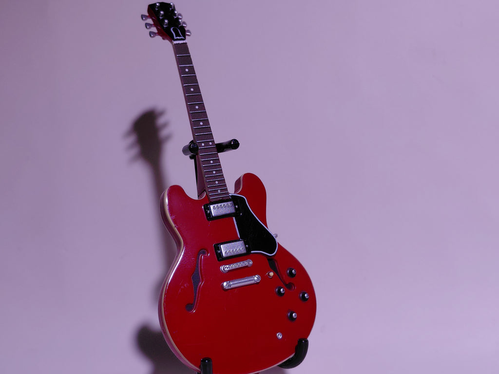 BECK Guitar Collection Gibson ES-335 Figure Includes guitar and stand