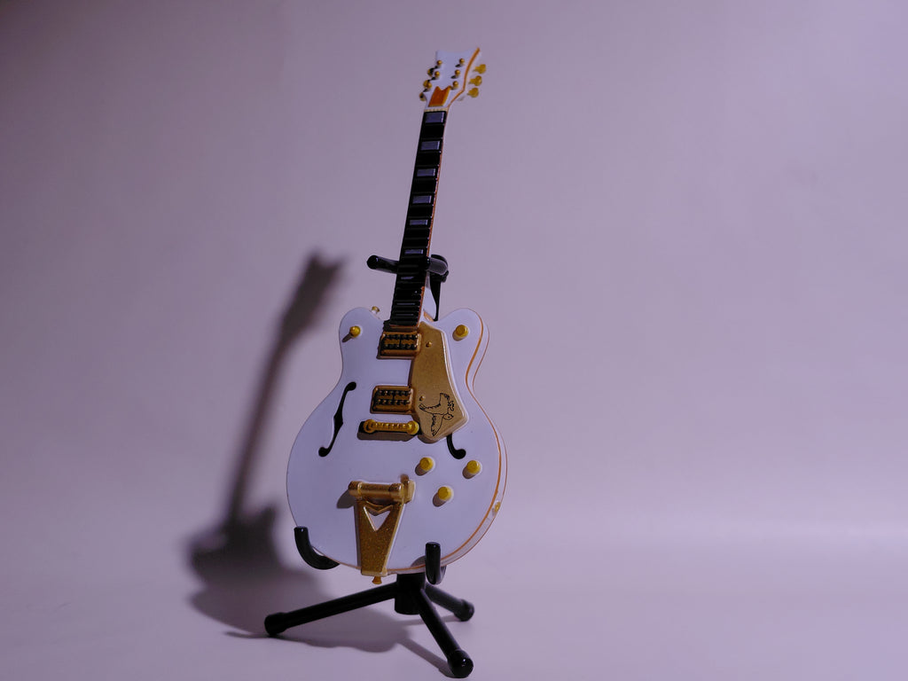 BECK Guitar Collection White Falcon Figure Includes guitar and stand