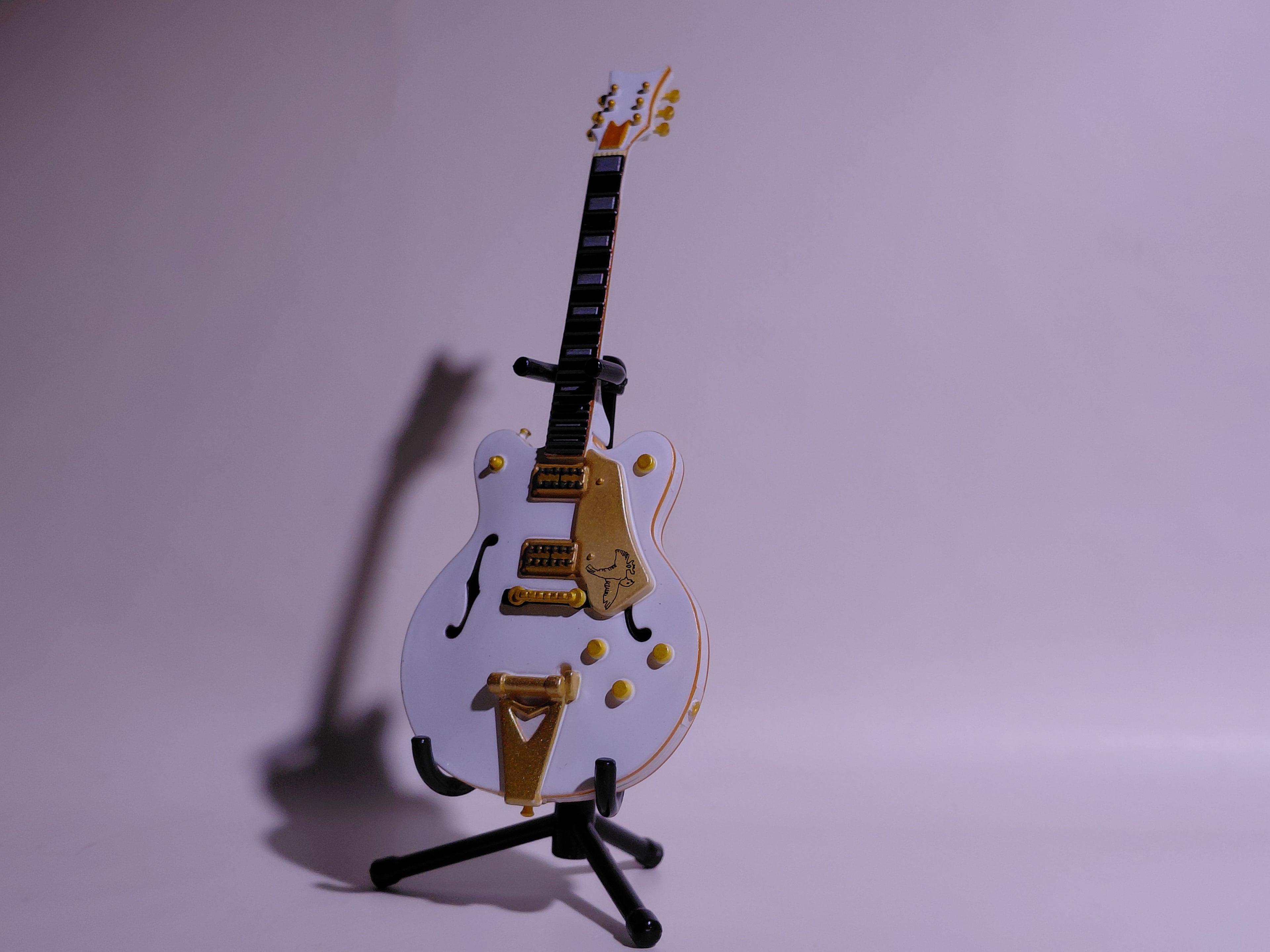 BECK Guitar Collection White Falcon Figure Includes guitar and stand