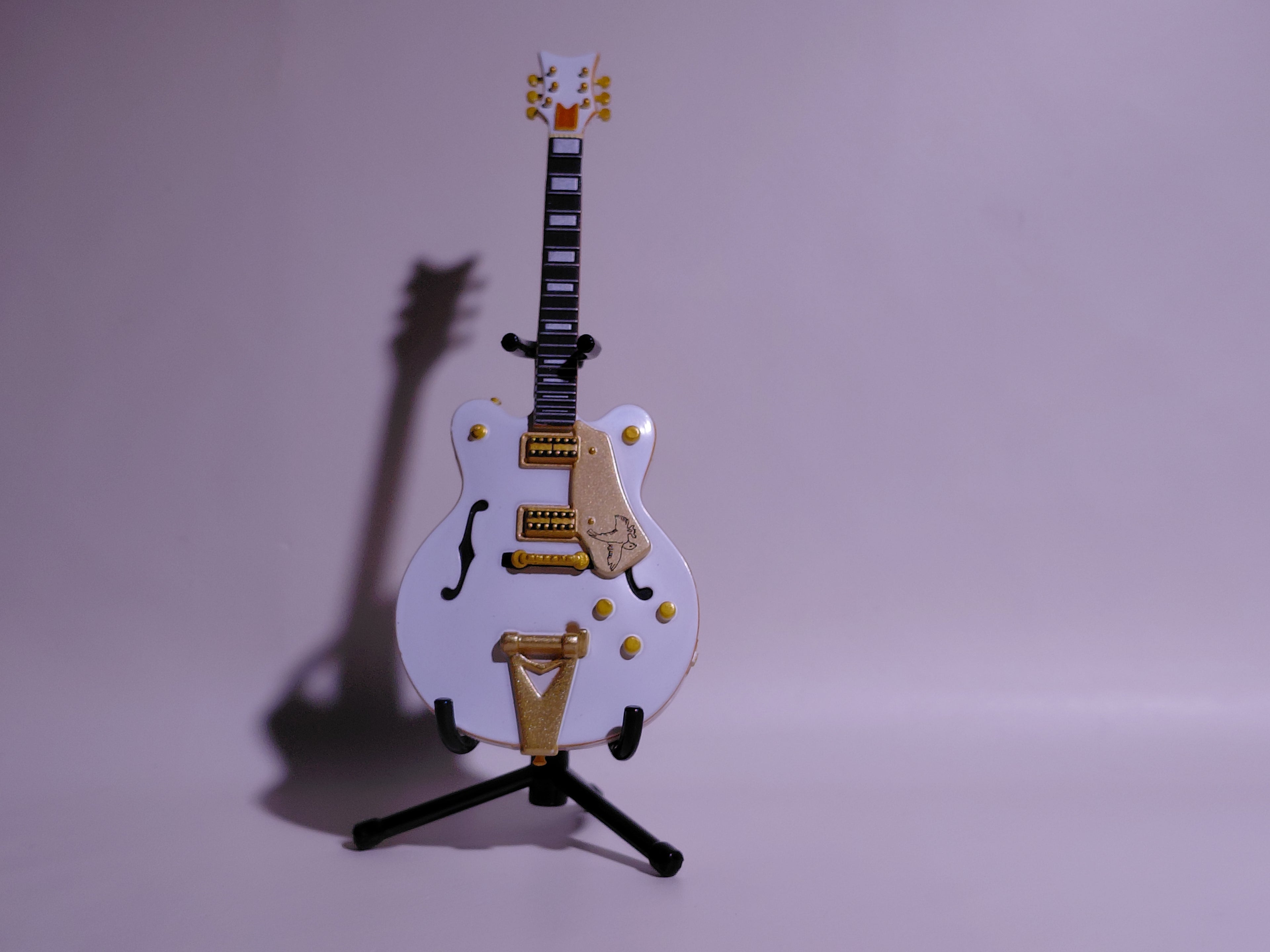 BECK Guitar Collection White Falcon Figure Includes guitar and stand