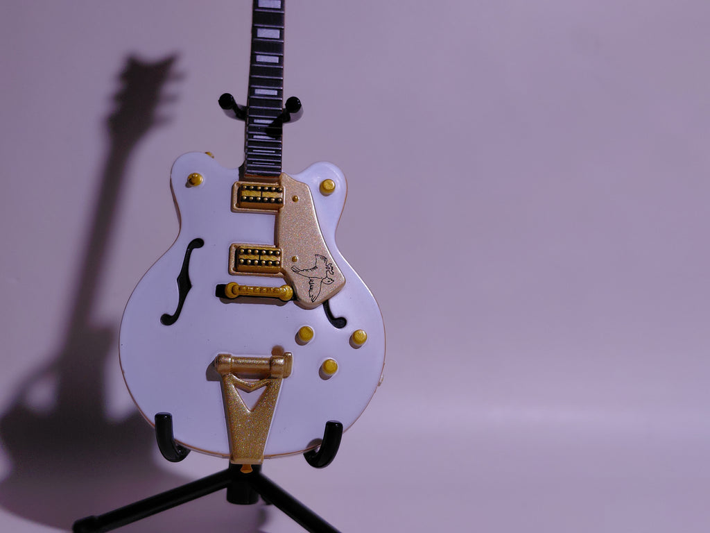 BECK Guitar Collection White Falcon Figure Includes guitar and stand