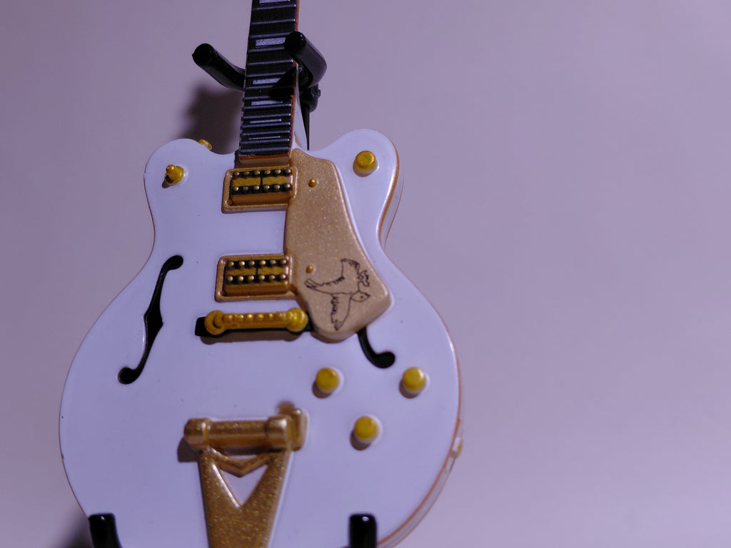 BECK Guitar Collection White Falcon Figure Includes guitar and stand